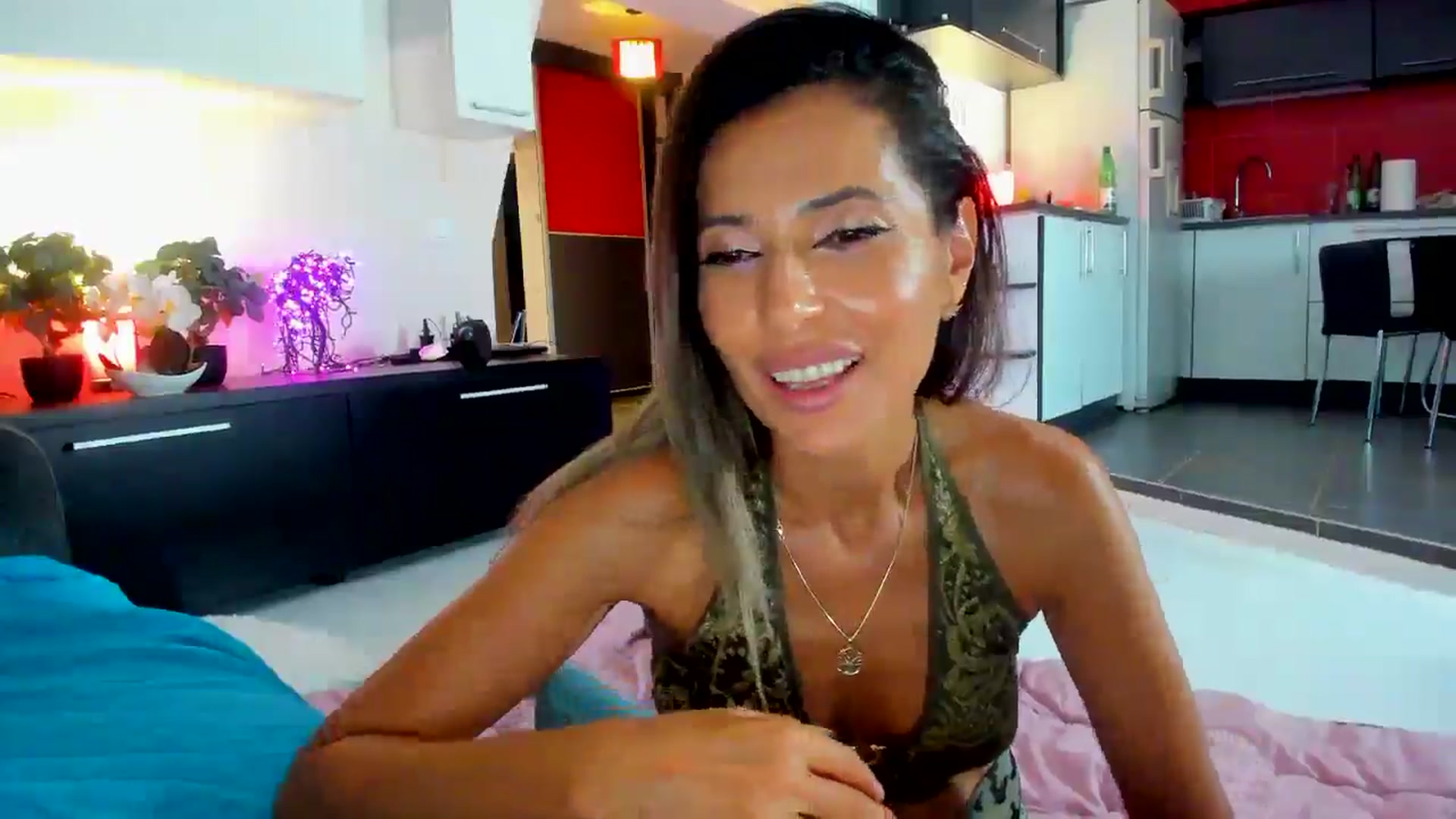 Gallery image thumbnail from SmileyTinaa's myfreecams stream on, 08/01/2025, 23:59 image 4 of 20