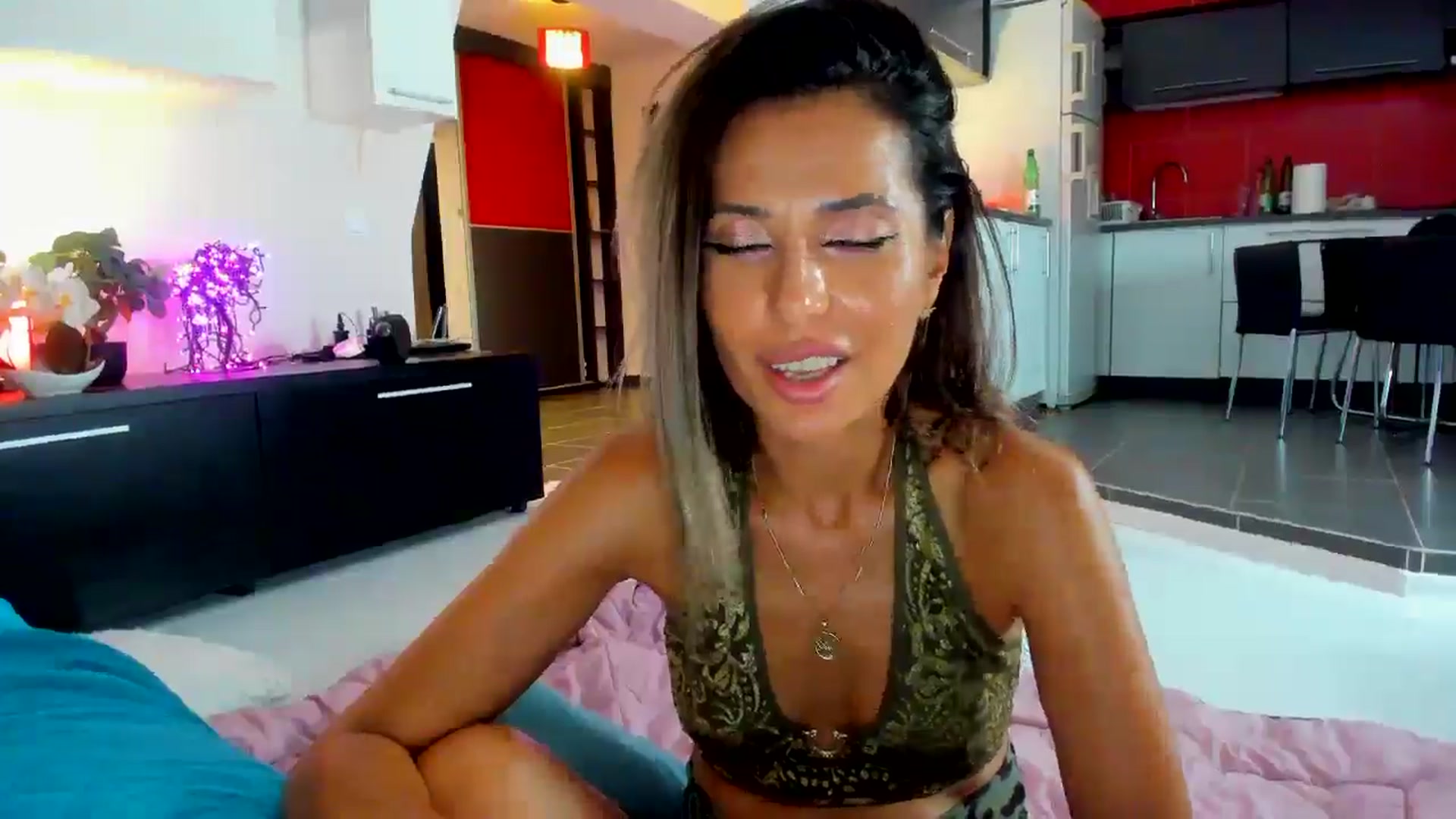 Gallery image thumbnail from SmileyTinaa's myfreecams stream on, 08/01/2025, 23:59 image 9 of 20