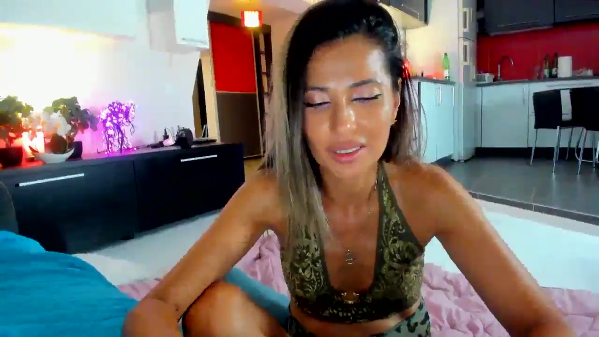 Gallery image thumbnail from SmileyTinaa's myfreecams stream on, 08/01/2025, 23:59 image 5 of 20