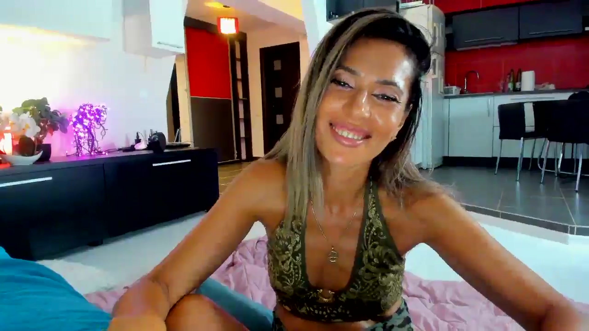 Gallery image thumbnail from SmileyTinaa's myfreecams stream on, 08/01/2025, 23:59 image 8 of 20