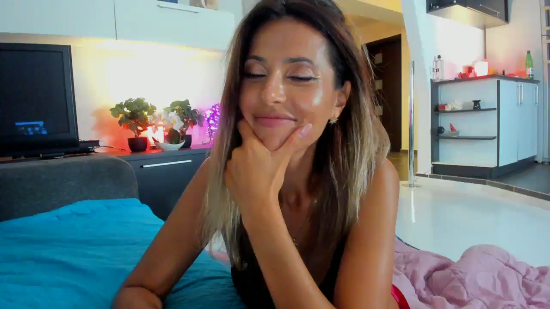 Gallery image thumbnail from SmileyTinaa's myfreecams stream on, 08/15/2025, 02:00 image 11 of 20