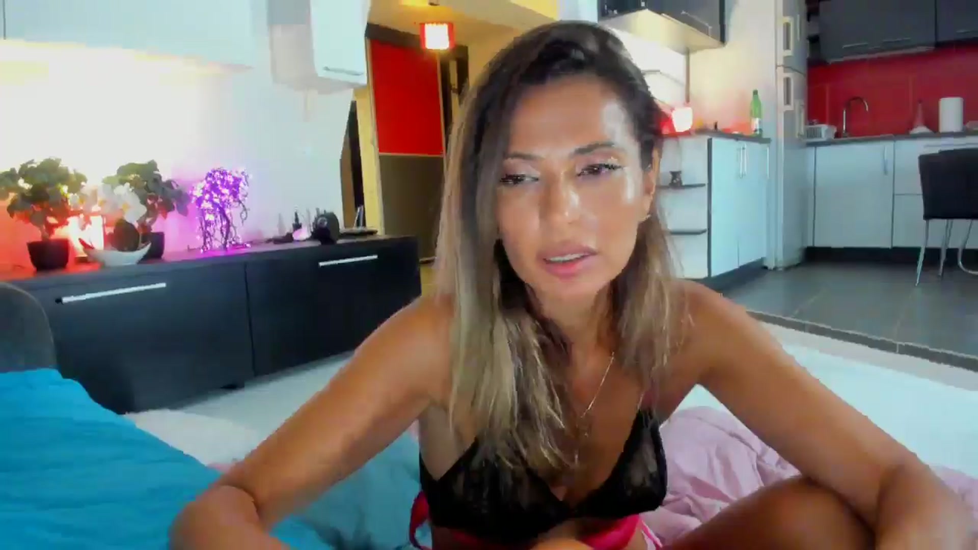 Gallery image thumbnail from SmileyTinaa's myfreecams stream on, 08/15/2025, 02:00 image 2 of 20