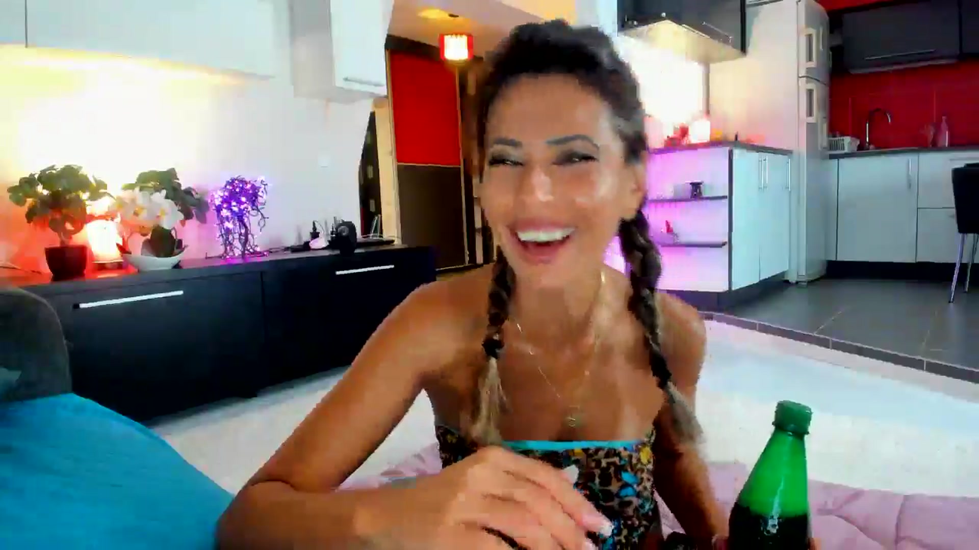 Gallery image thumbnail from SmileyTinaa's myfreecams stream on, 08/28/2025, 20:51 image 16 of 20