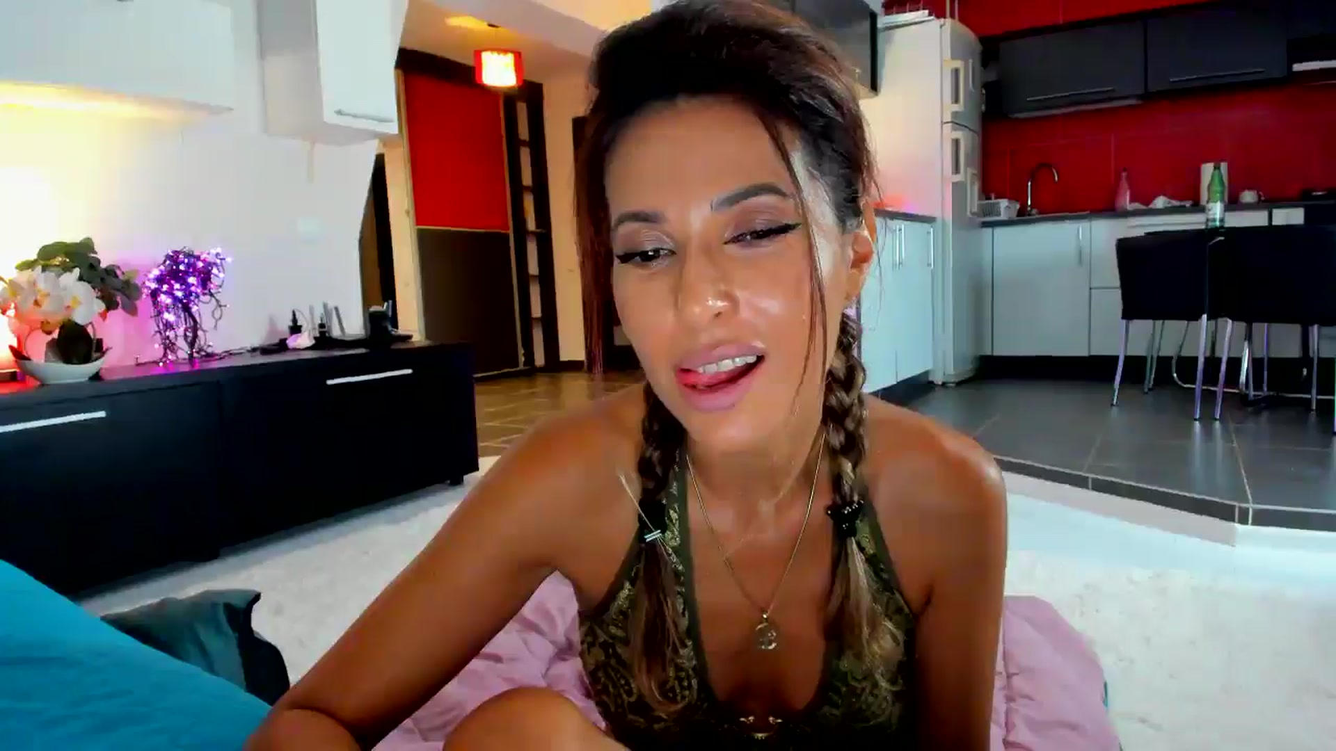 Gallery image thumbnail from SmileyTinaa's myfreecams stream on, 09/13/2025, 24:02 image 3 of 20
