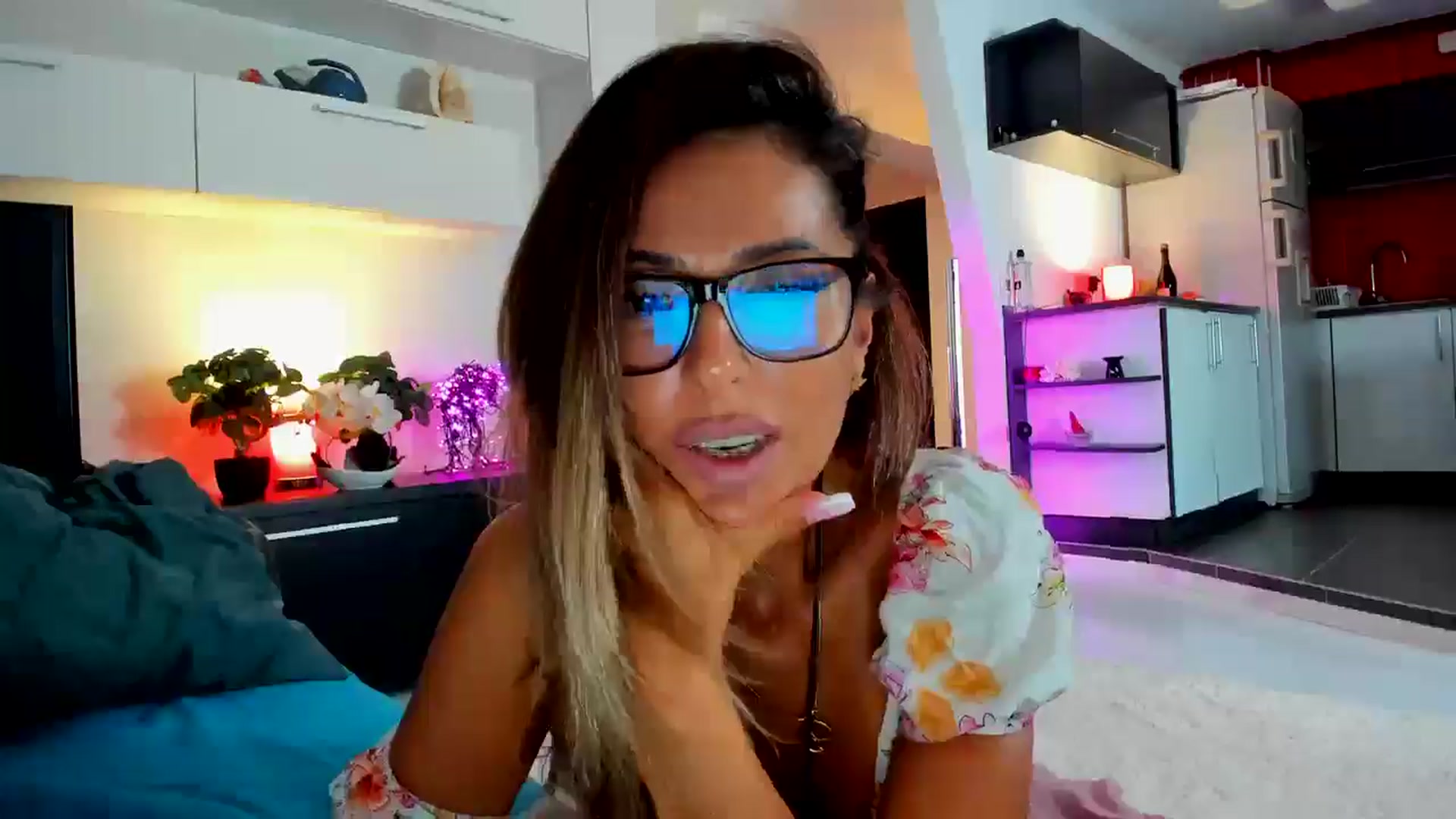 Gallery image thumbnail from SmileyTinaa's myfreecams stream on, 09/19/2025, 19:57 image 15 of 20