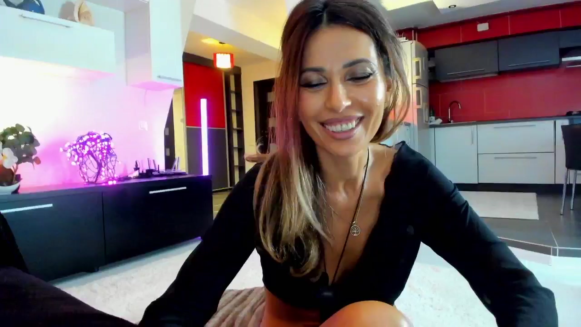 Gallery image thumbnail from SmileyTinaa's myfreecams stream on, 10/03/2025, 22:23 image 17 of 20