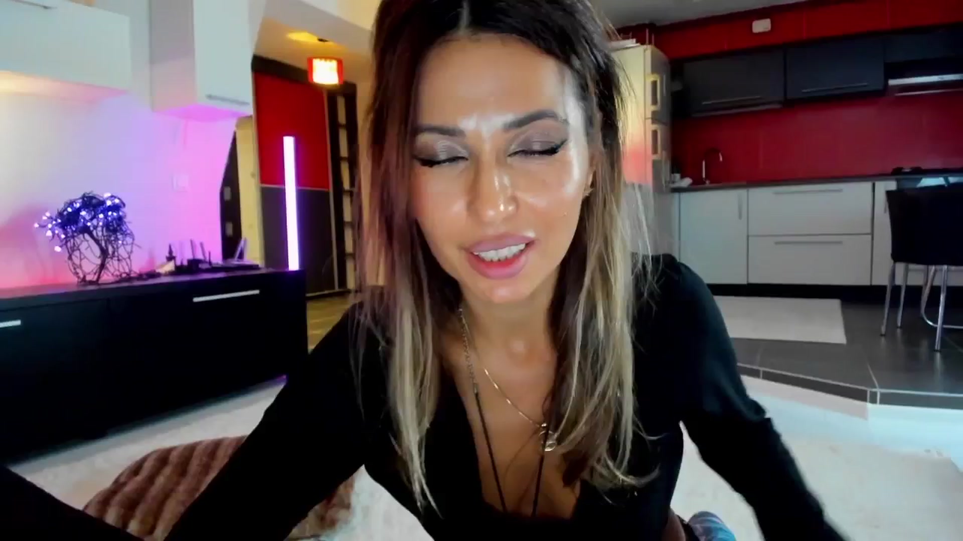 Gallery image thumbnail from SmileyTinaa's myfreecams stream on, 10/04/2025, 24:01 image 7 of 20