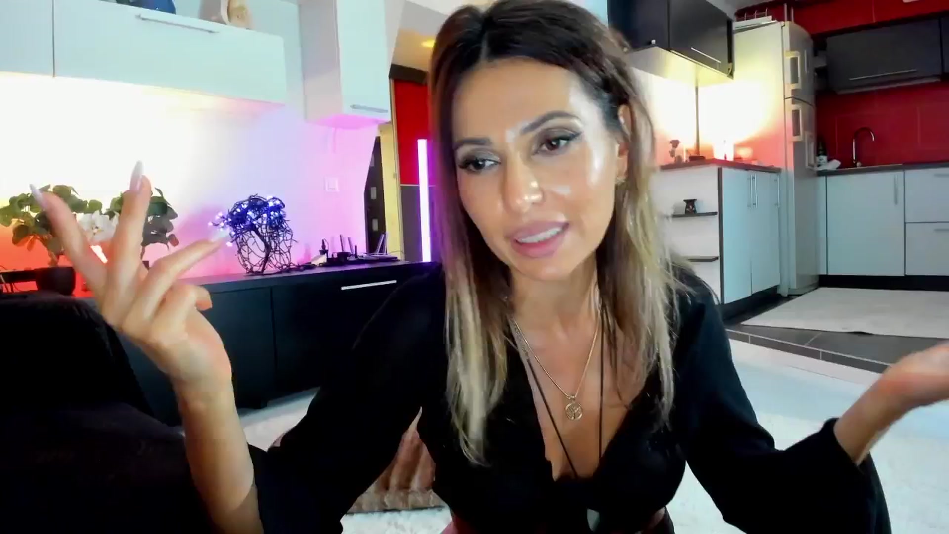 Gallery image thumbnail from SmileyTinaa's myfreecams stream on, 10/04/2025, 24:01 image 4 of 20