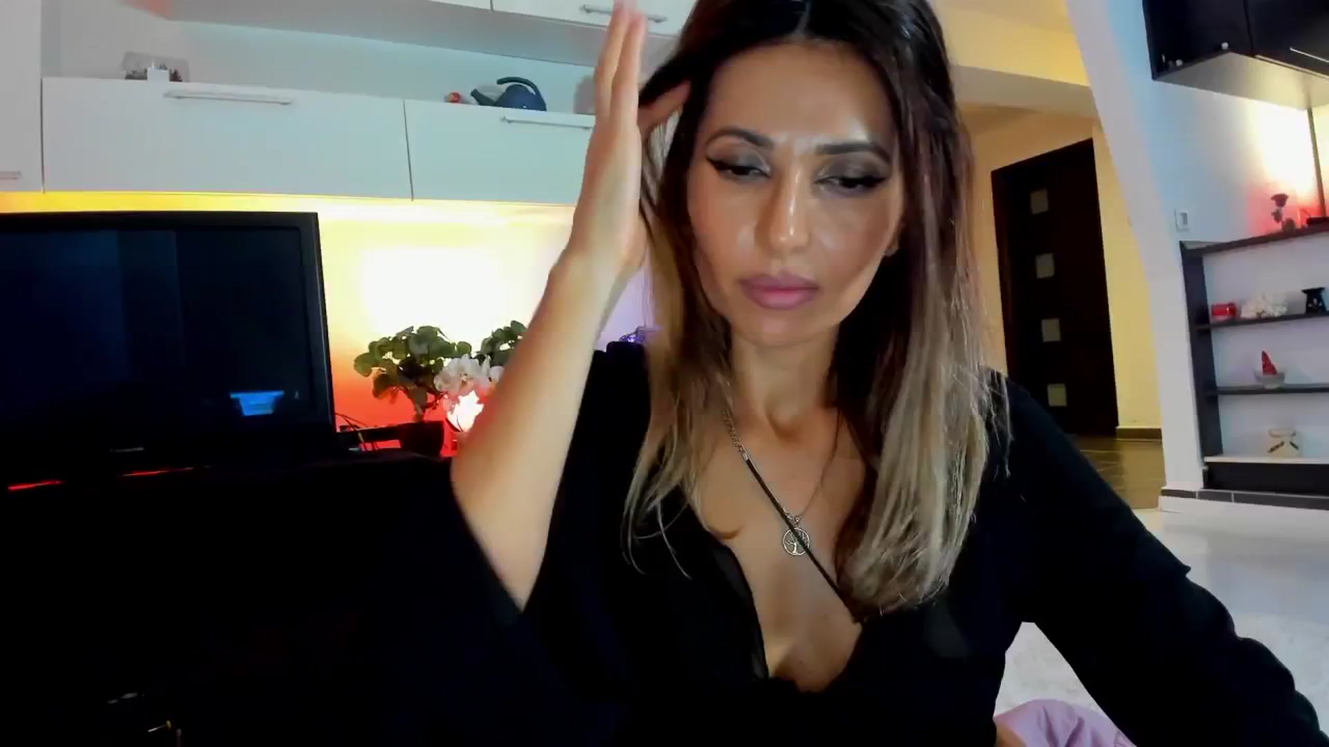 Gallery image thumbnail from SmileyTinaa's myfreecams stream on, 10/04/2025, 24:01 image 13 of 20