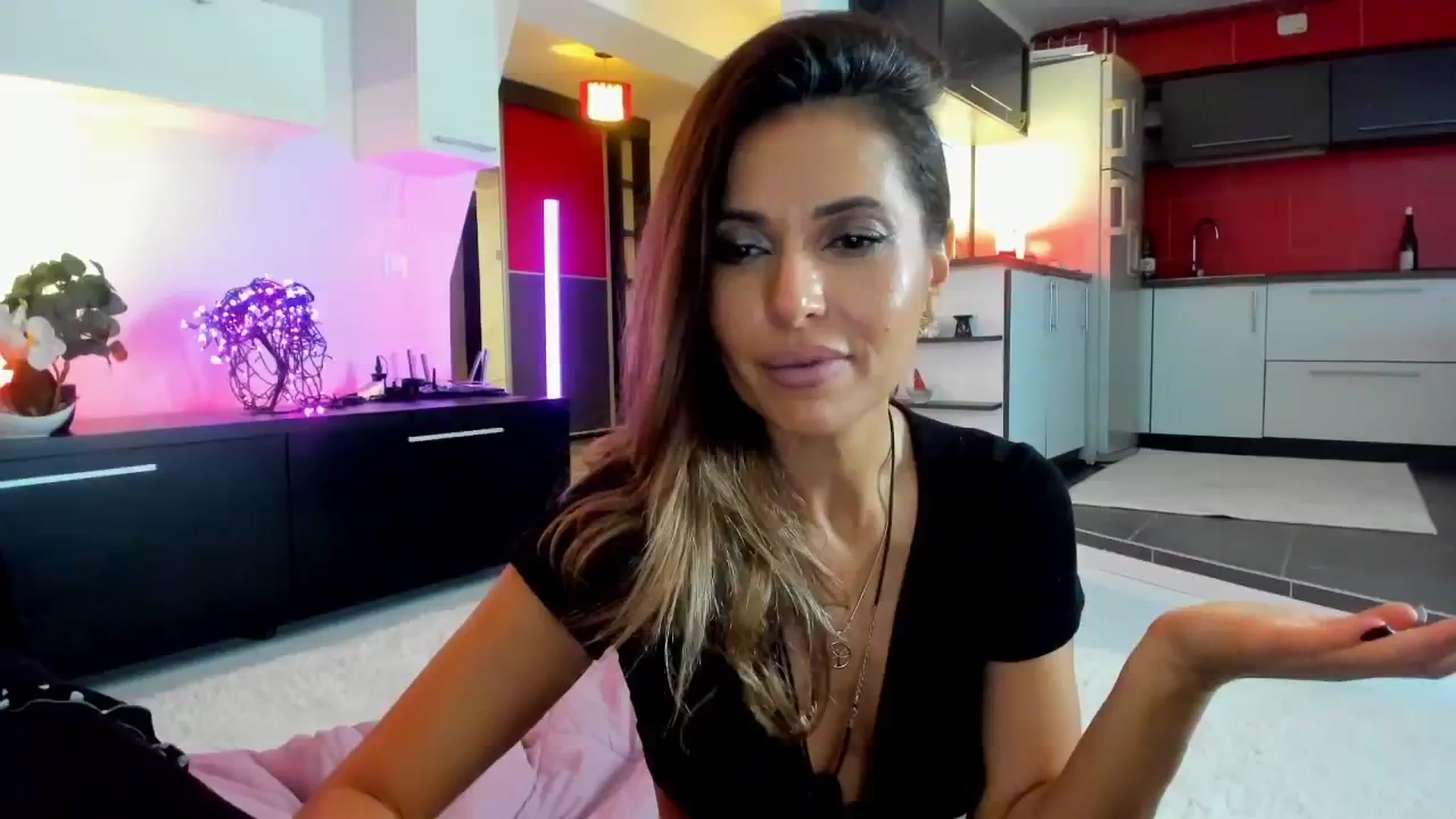 Gallery image thumbnail from SmileyTinaa's myfreecams stream on, 10/17/2025, 01:05 image 13 of 20