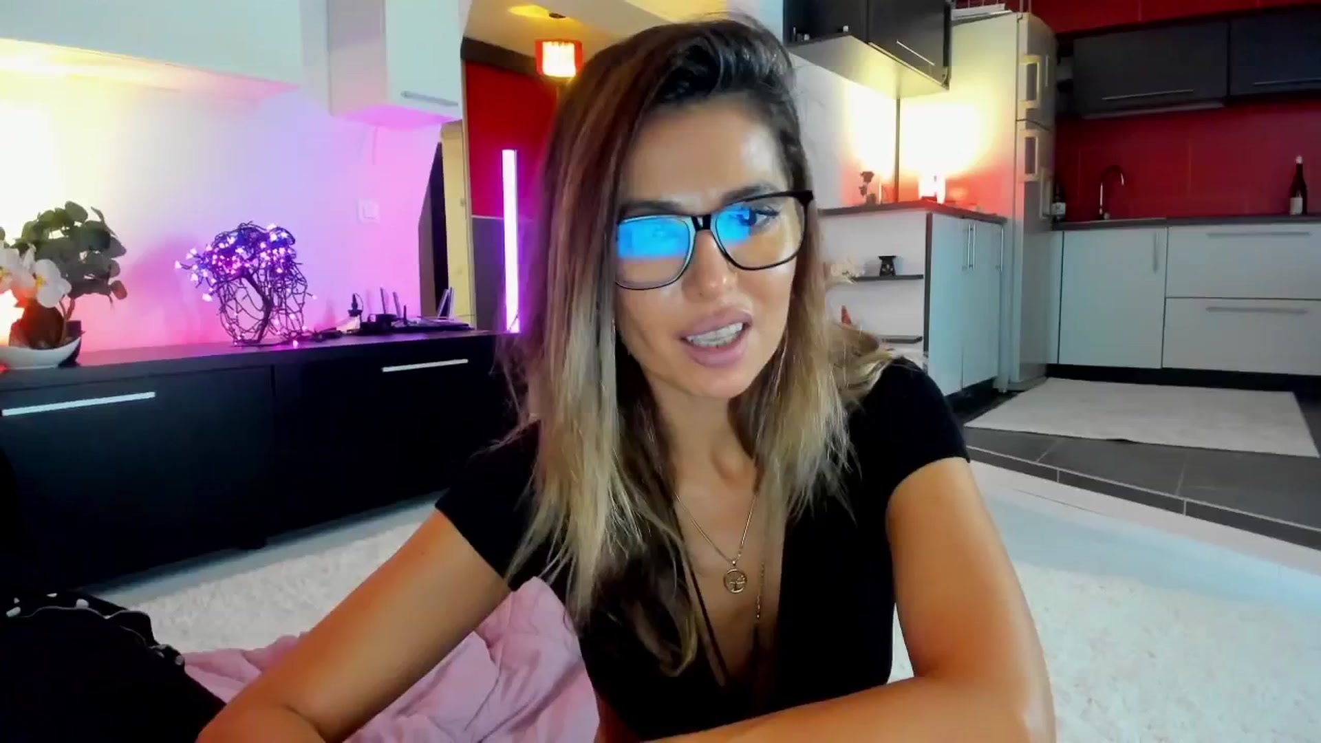 Gallery image thumbnail from SmileyTinaa's myfreecams stream on, 10/17/2025, 01:05 image 10 of 20