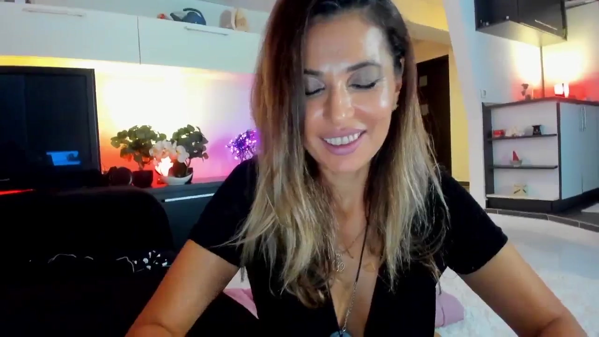 Gallery image thumbnail from SmileyTinaa's myfreecams stream on, 10/17/2025, 01:56 image 17 of 20