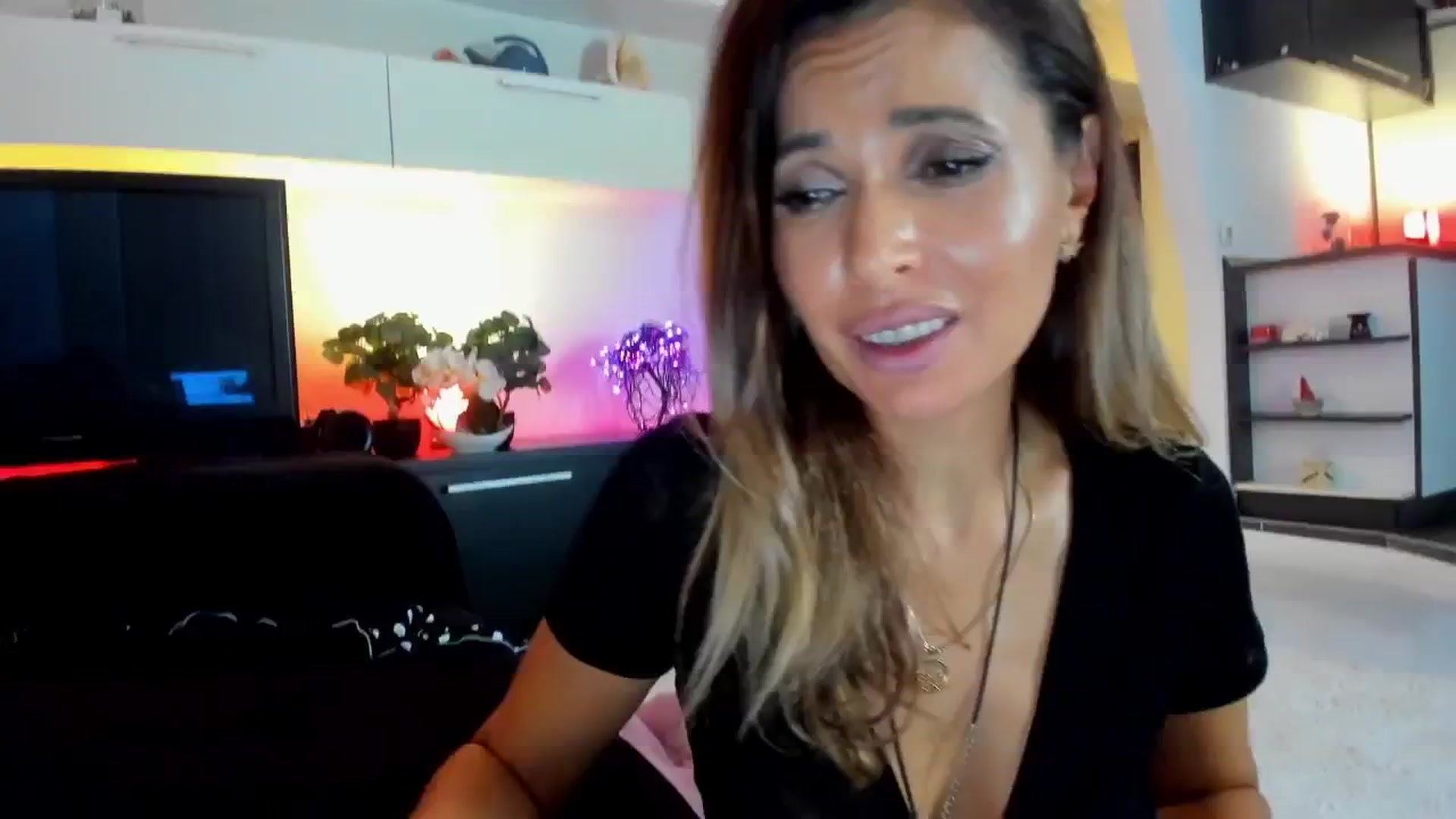 Gallery image thumbnail from SmileyTinaa's myfreecams stream on, 10/17/2025, 01:56 image 14 of 20