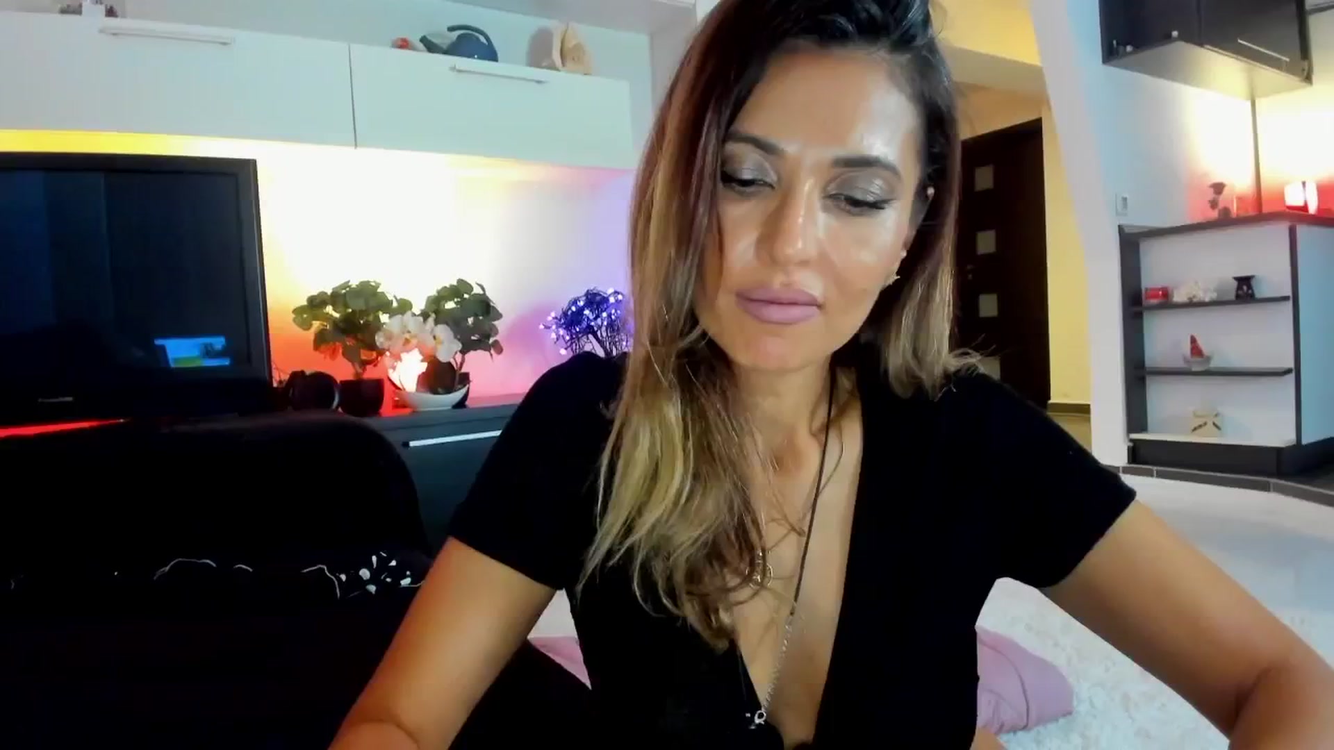 Gallery image thumbnail from SmileyTinaa's myfreecams stream on, 10/17/2025, 01:56 image 13 of 20