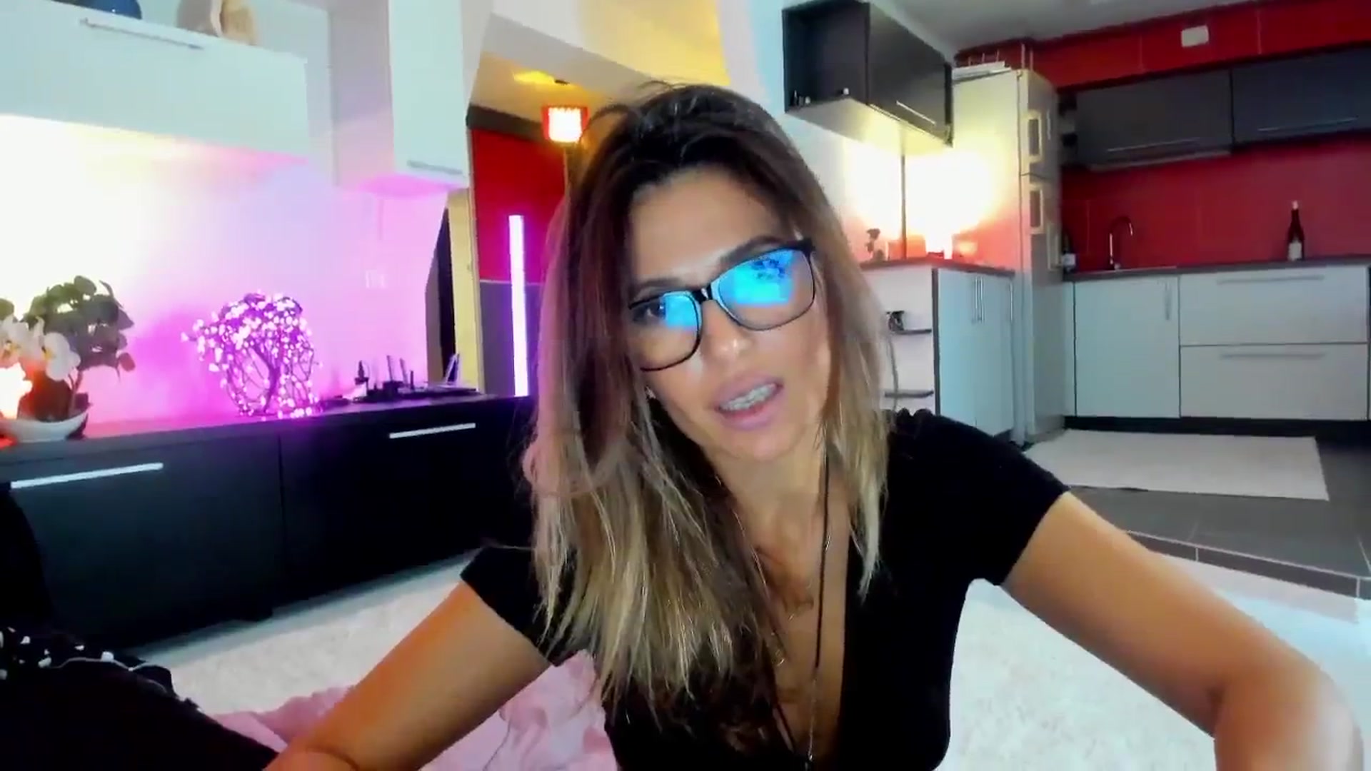 Gallery image thumbnail from SmileyTinaa's myfreecams stream on, 10/17/2025, 03:19 image 6 of 20