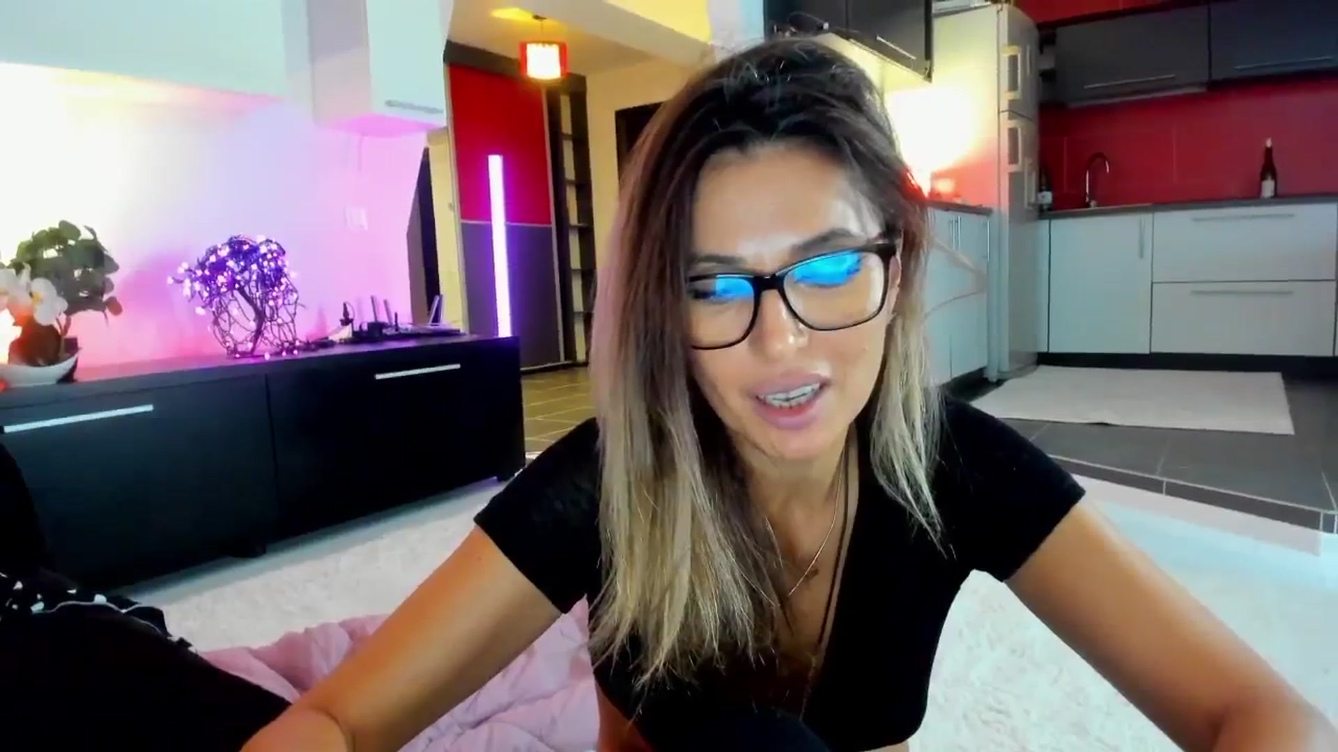 Gallery image thumbnail from SmileyTinaa's myfreecams stream on, 10/17/2025, 03:19 image 8 of 20