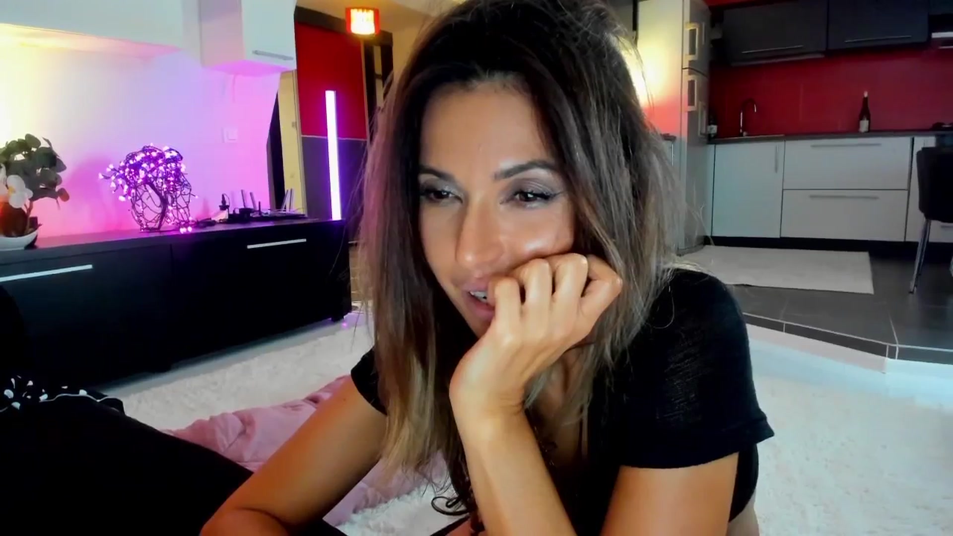 Gallery image thumbnail from SmileyTinaa's myfreecams stream on, 10/17/2025, 03:19 image 10 of 20