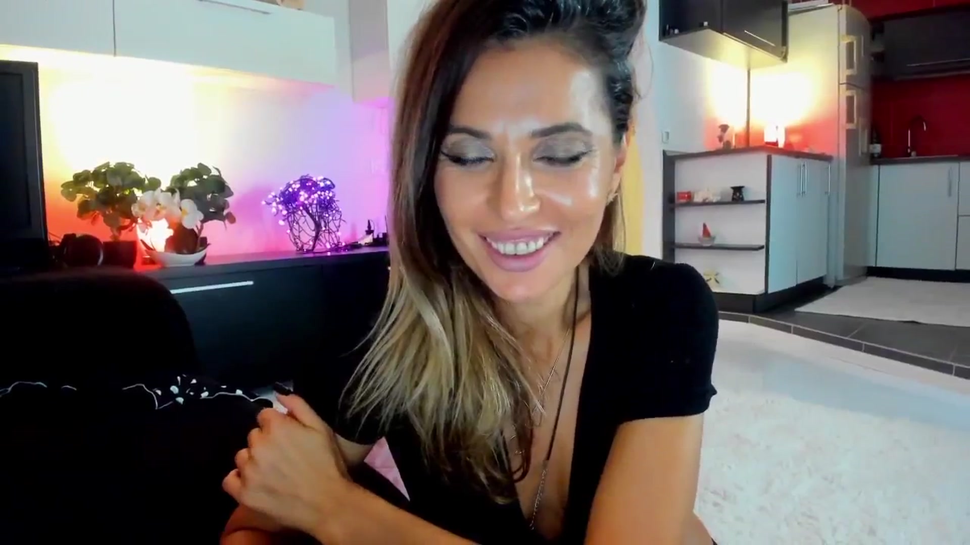 Gallery image thumbnail from SmileyTinaa's myfreecams stream on, 10/17/2025, 03:19 image 17 of 20