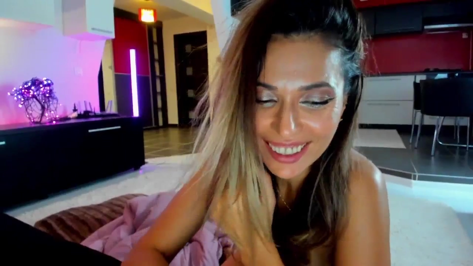 Gallery image thumbnail from SmileyTinaa's myfreecams stream on, 10/18/2025, 05:04 image 12 of 20