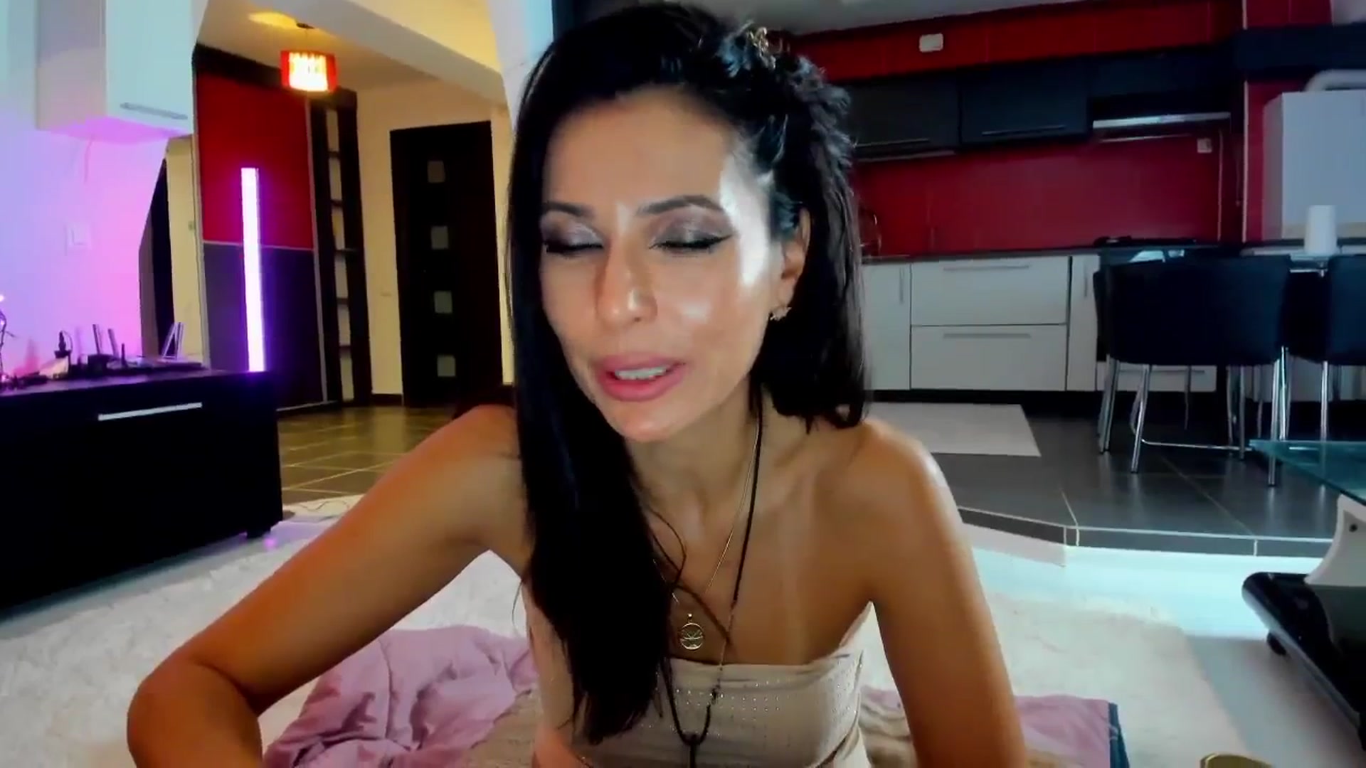 Gallery image thumbnail from SmileyTinaa's myfreecams stream on, 10/31/2025, 04:57 image 4 of 20