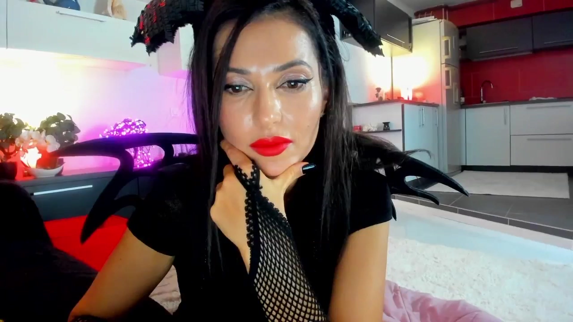 Gallery image thumbnail from SmileyTinaa's myfreecams stream on, 11/01/2025, 24:02 image 13 of 20