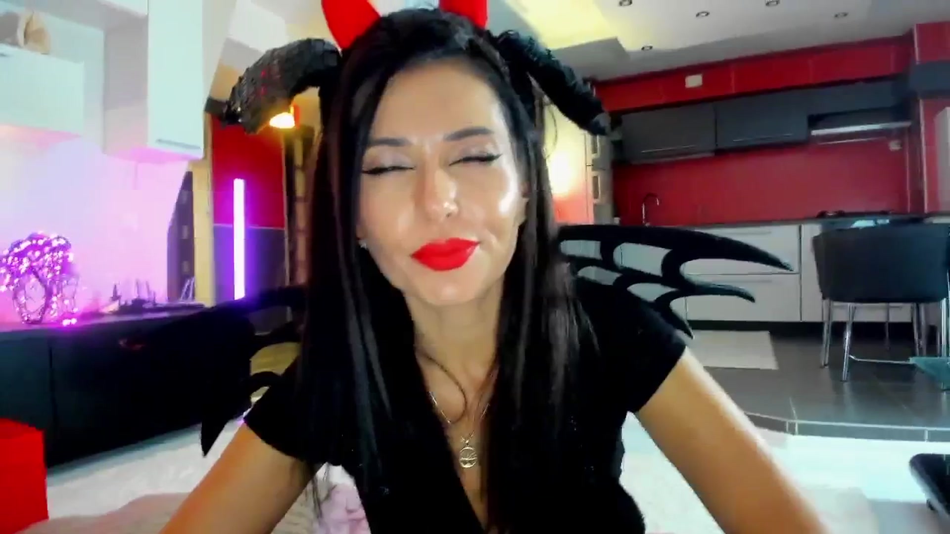Gallery image thumbnail from SmileyTinaa's myfreecams stream on, 11/01/2025, 24:02 image 3 of 20