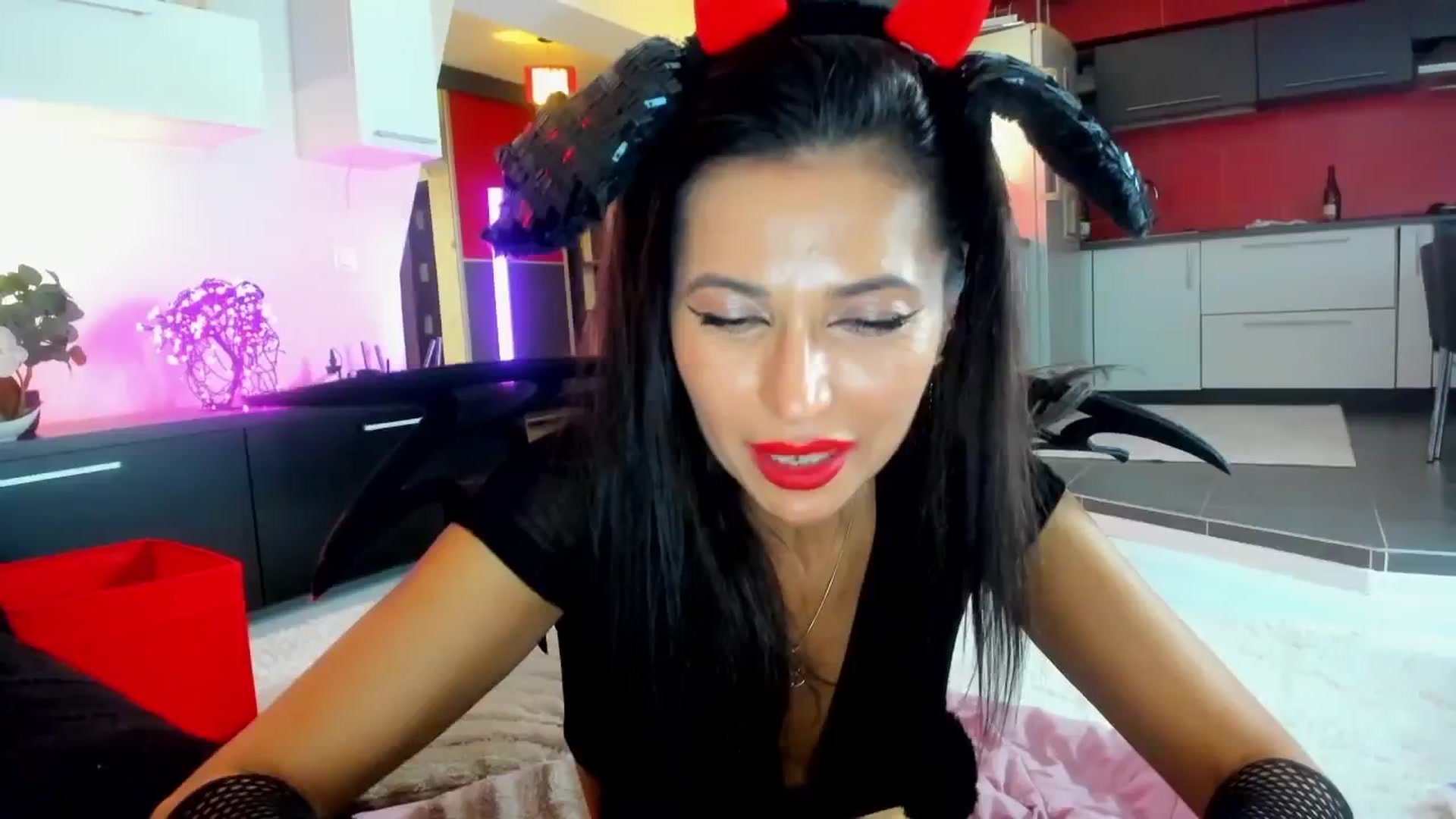 Gallery image thumbnail from SmileyTinaa's myfreecams stream on, 11/01/2025, 02:25 image 11 of 20