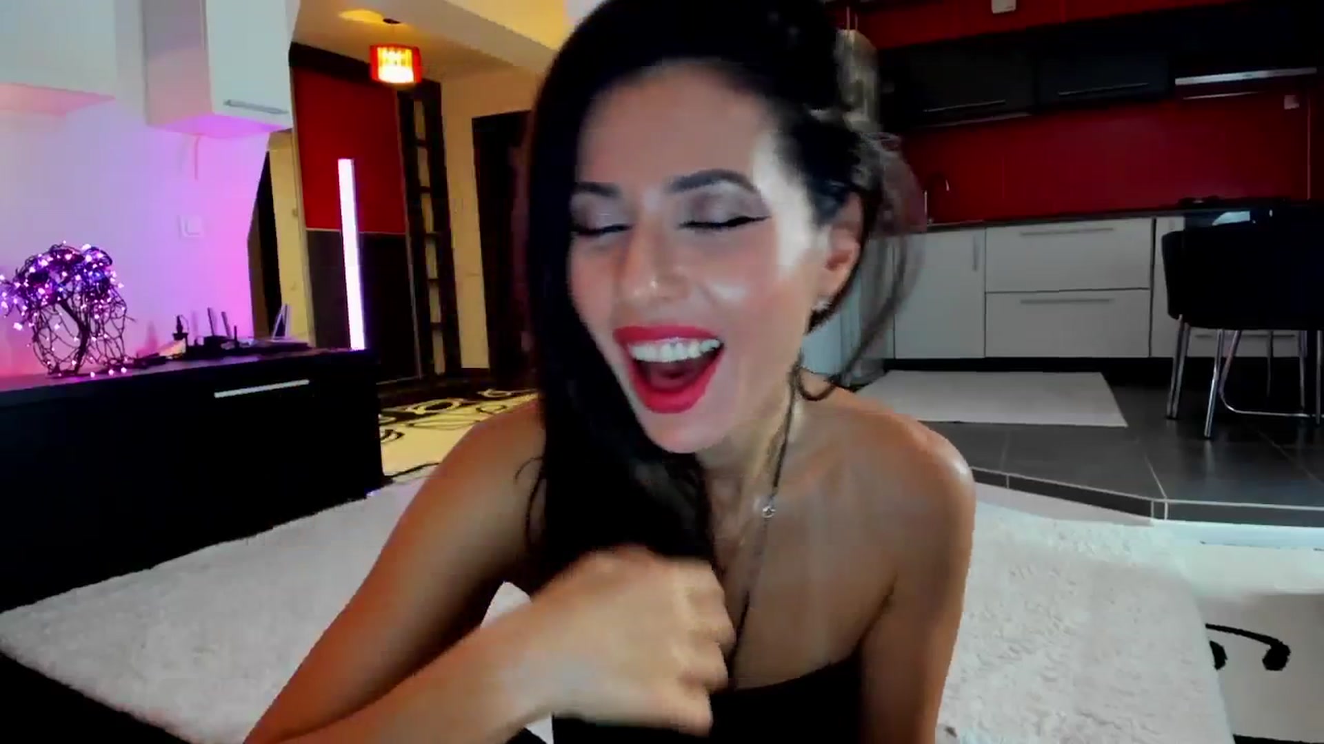 Gallery image thumbnail from SmileyTinaa's myfreecams stream on, 11/13/2025, 22:59 image 12 of 20