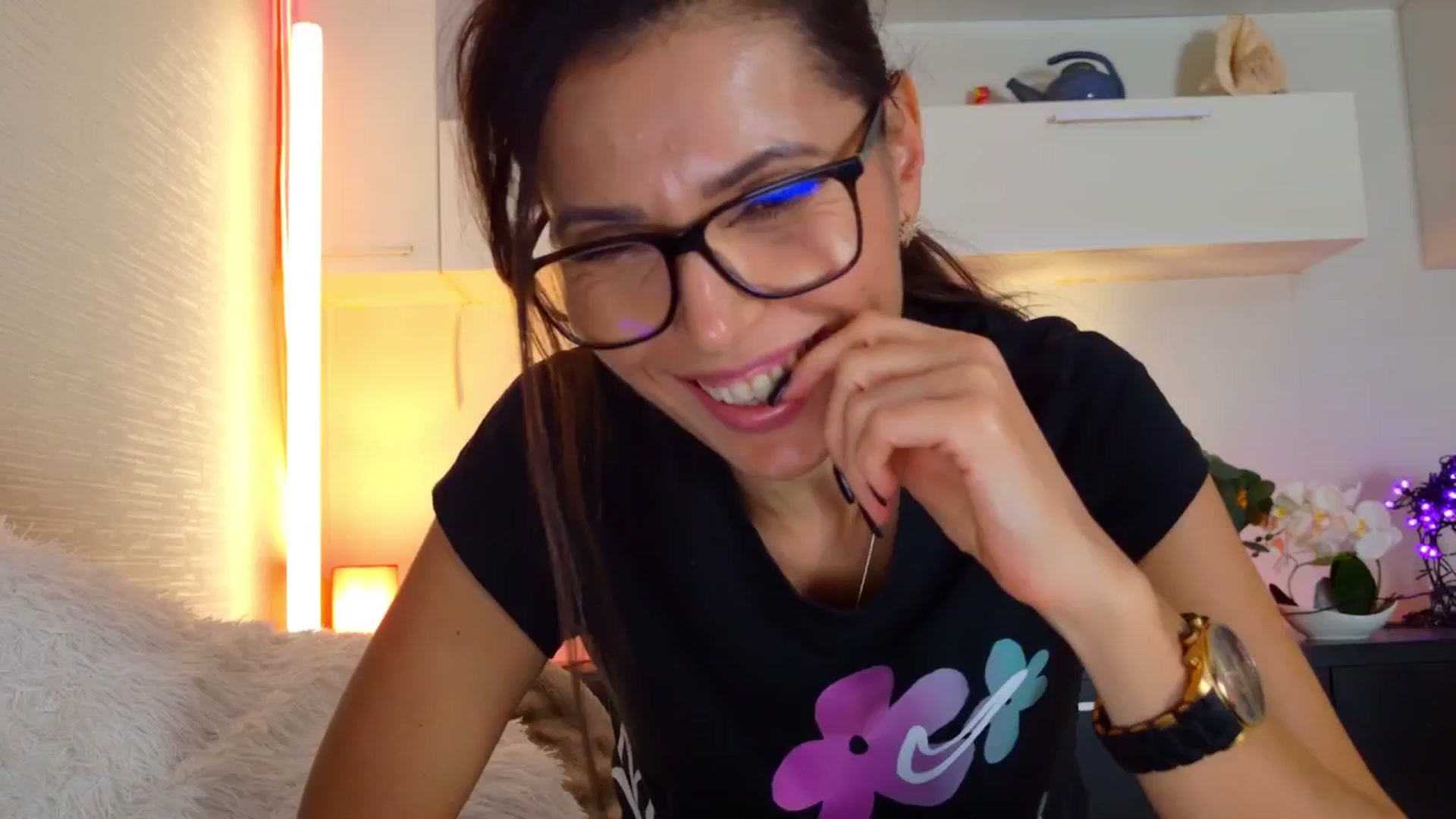 Gallery image thumbnail from SmileyTinaa's myfreecams stream on, 11/18/2025, 21:22 image 5 of 20