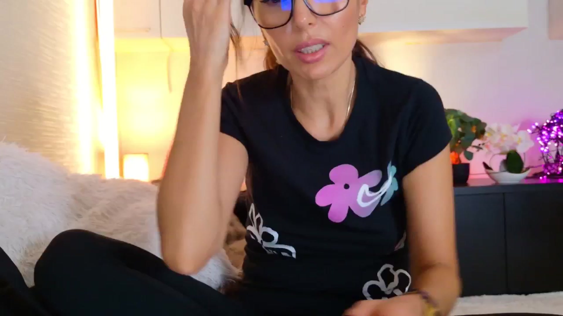 Gallery image thumbnail from SmileyTinaa's myfreecams stream on, 11/18/2025, 21:22 image 4 of 20
