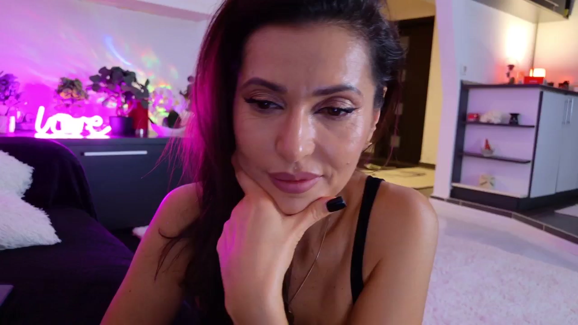 Gallery image thumbnail from SmileyTinaa's myfreecams stream on, 11/21/2025, 24:10 image 6 of 20