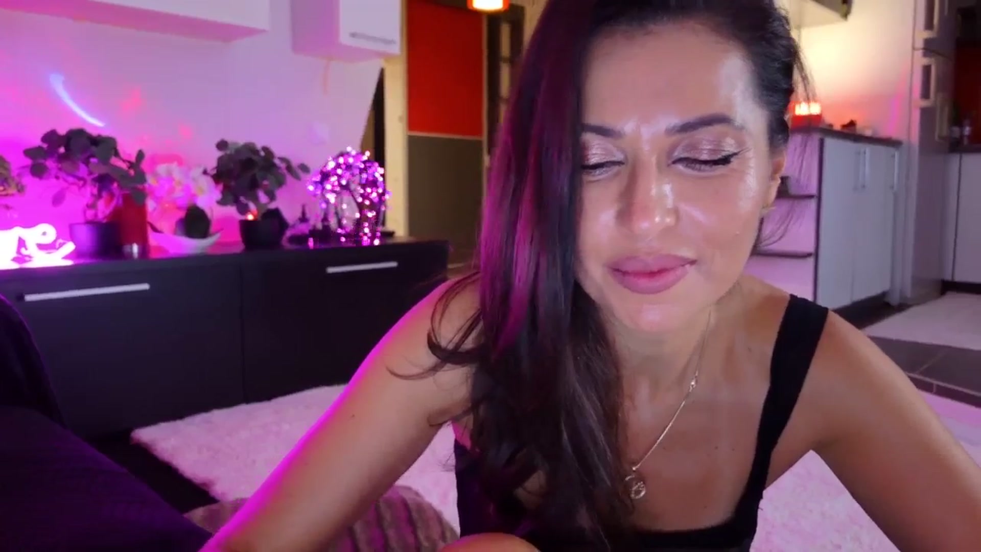 Gallery image thumbnail from SmileyTinaa's myfreecams stream on, 11/21/2025, 01:27 image 9 of 20