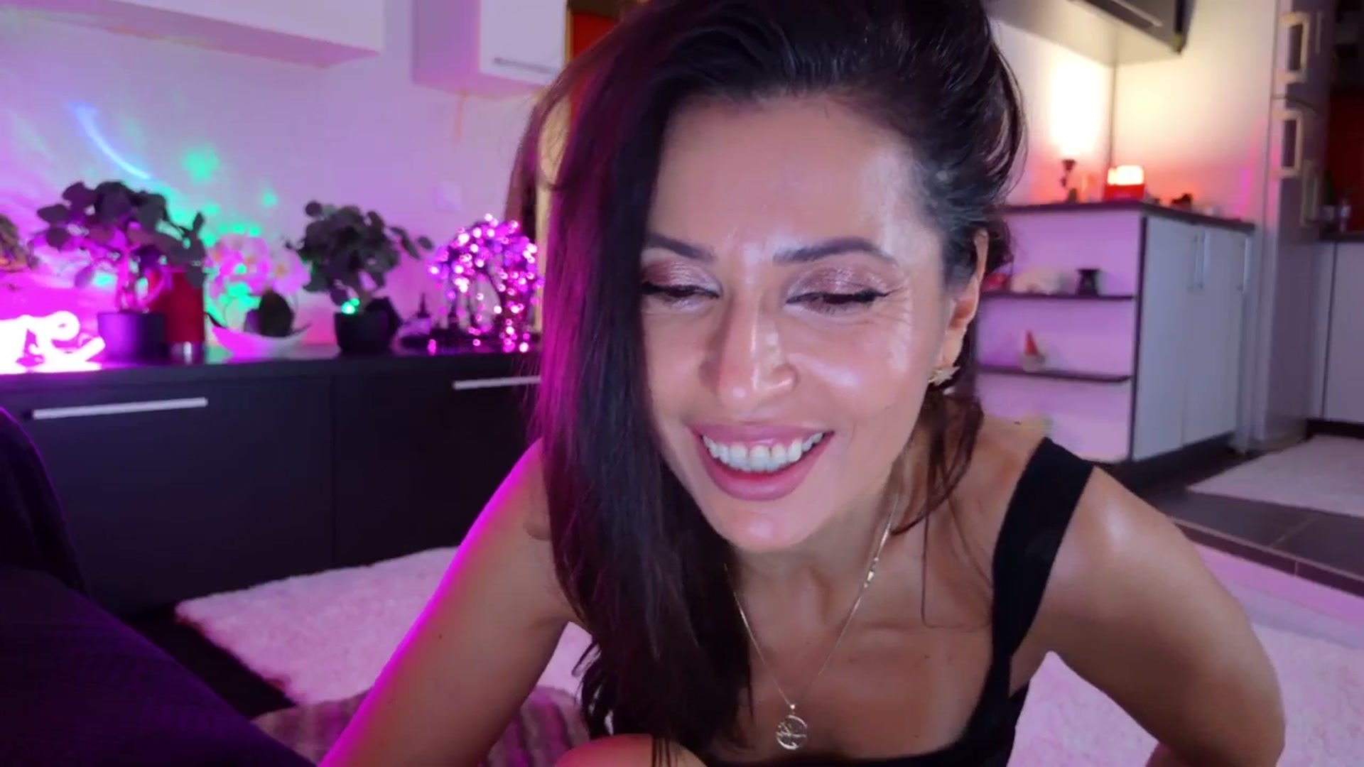 Gallery image thumbnail from SmileyTinaa's myfreecams stream on, 11/21/2025, 01:27 image 8 of 20