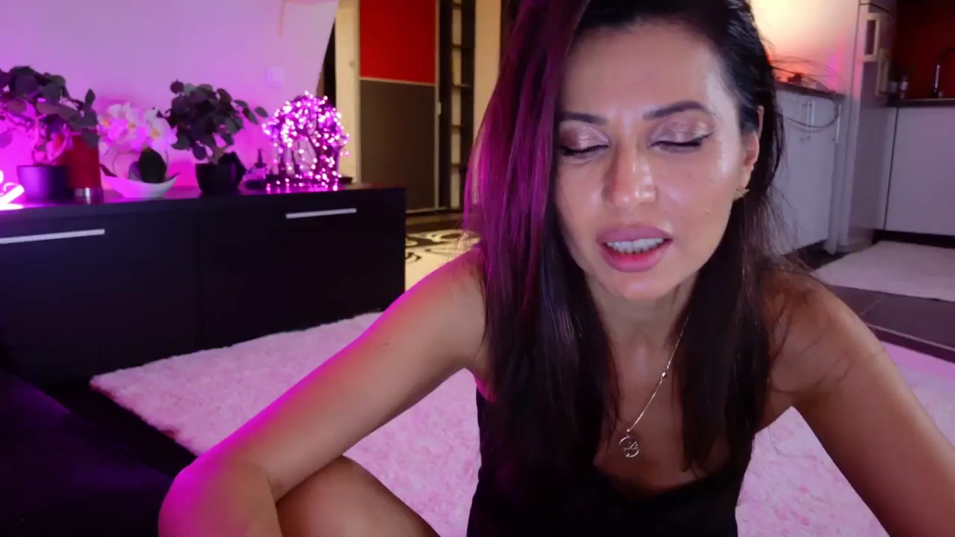 Gallery image thumbnail from SmileyTinaa's myfreecams stream on, 11/21/2025, 05:06 image 4 of 20