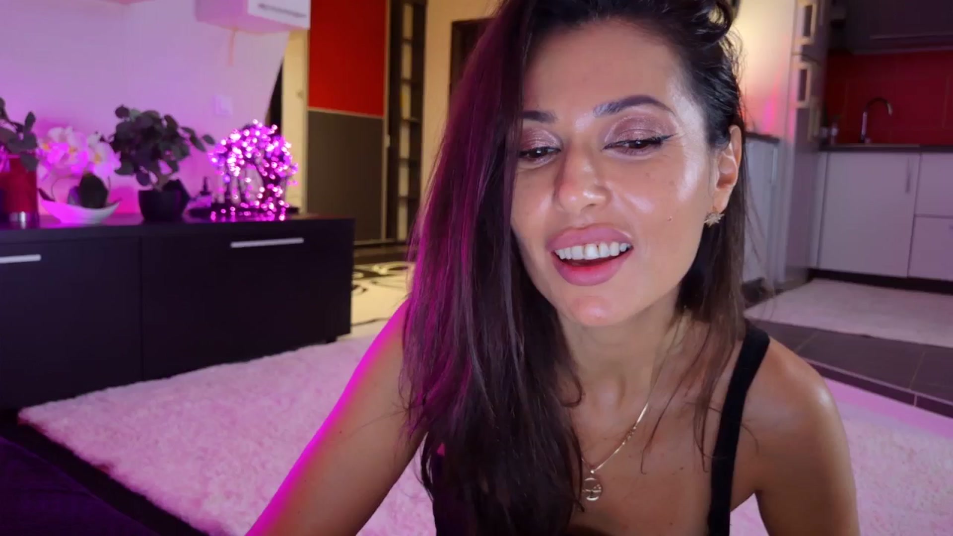 Gallery image thumbnail from SmileyTinaa's myfreecams stream on, 11/21/2025, 05:06 image 14 of 20