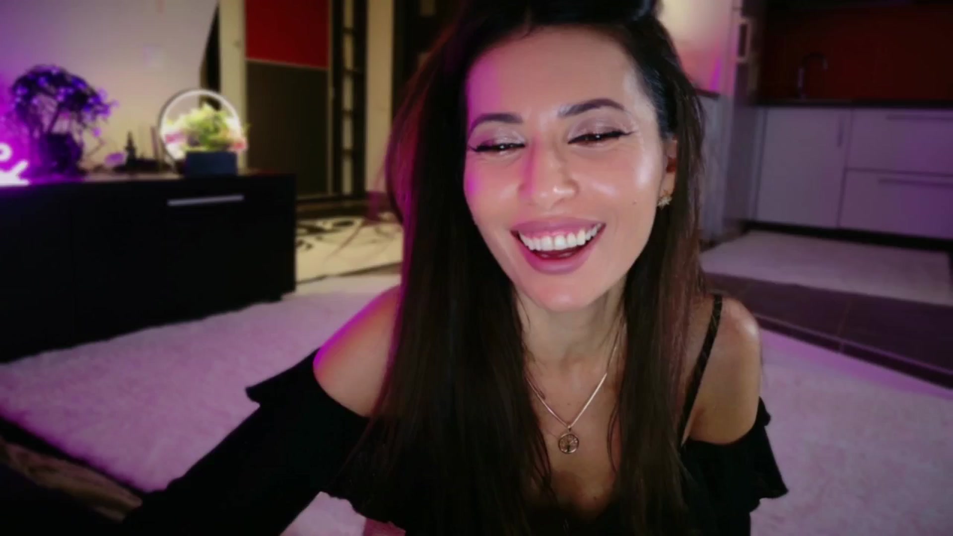 Gallery image thumbnail from SmileyTinaa's myfreecams stream on, 11/29/2025, 01:15 image 3 of 20
