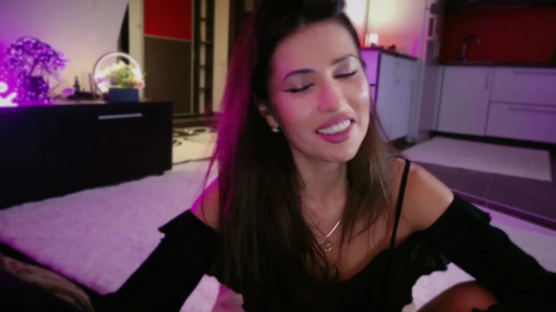 Gallery image thumbnail from SmileyTinaa's myfreecams stream on, 11/29/2025, 01:15 image 4 of 20