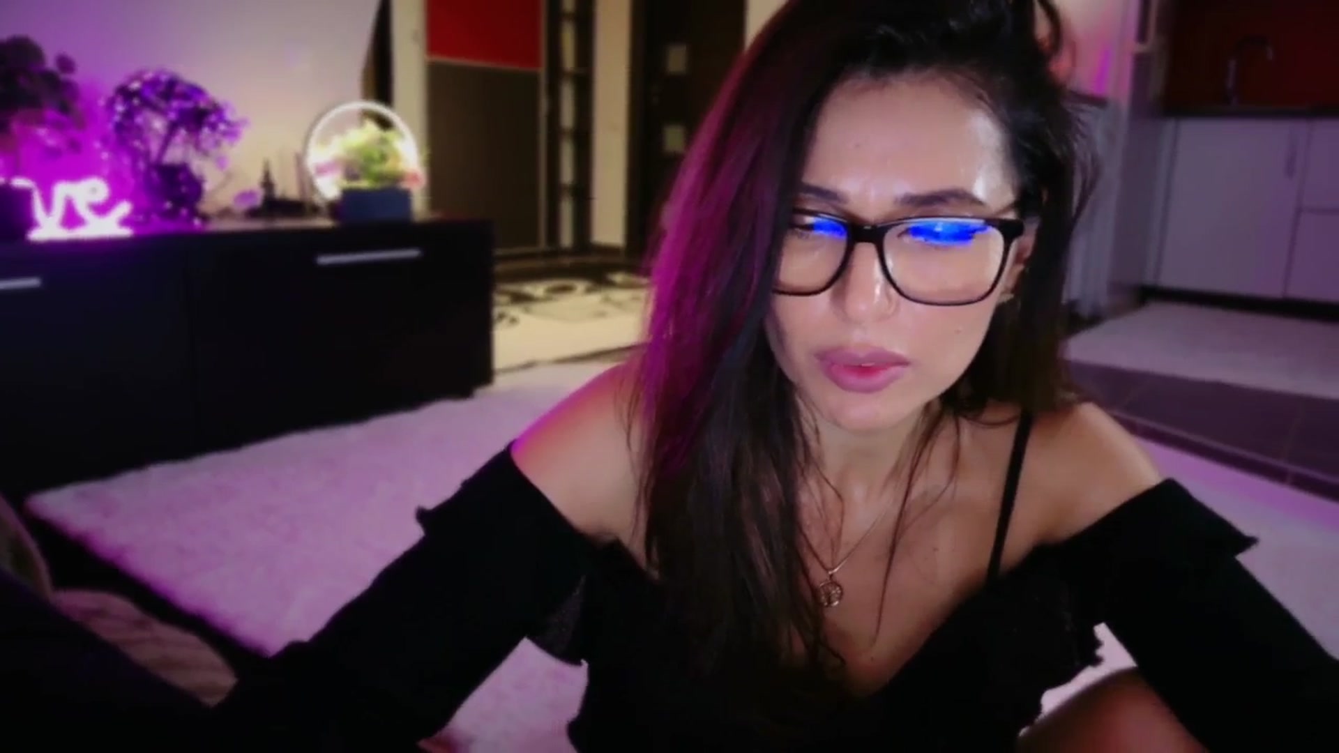 Gallery image thumbnail from SmileyTinaa's myfreecams stream on, 11/29/2025, 01:15 image 20 of 20