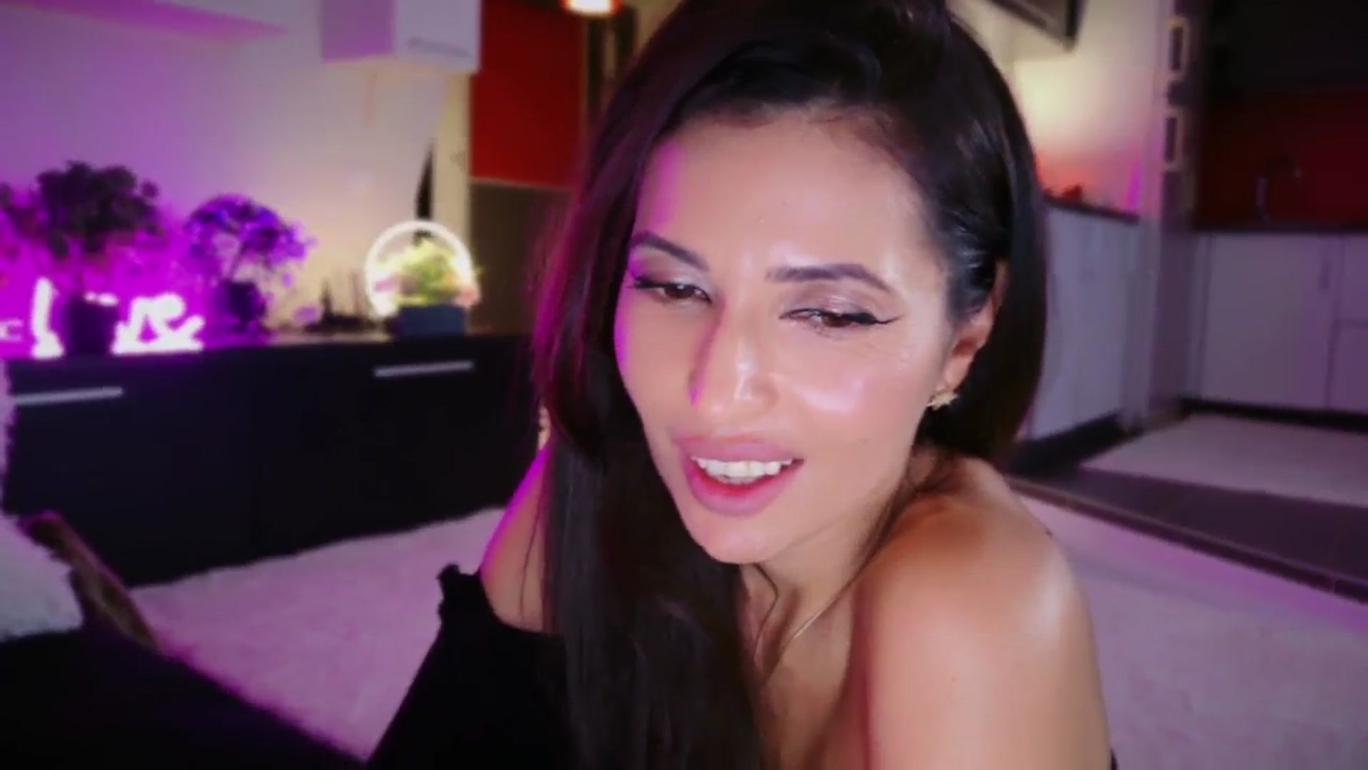Gallery image thumbnail from SmileyTinaa's myfreecams stream on, 11/29/2025, 01:15 image 12 of 20