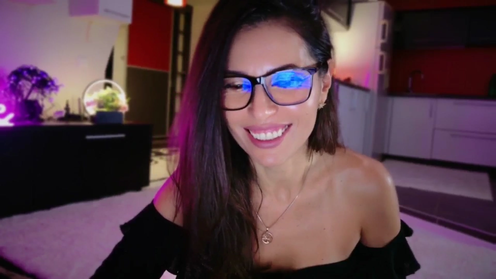 Gallery image thumbnail from SmileyTinaa's myfreecams stream on, 11/29/2025, 01:15 image 13 of 20
