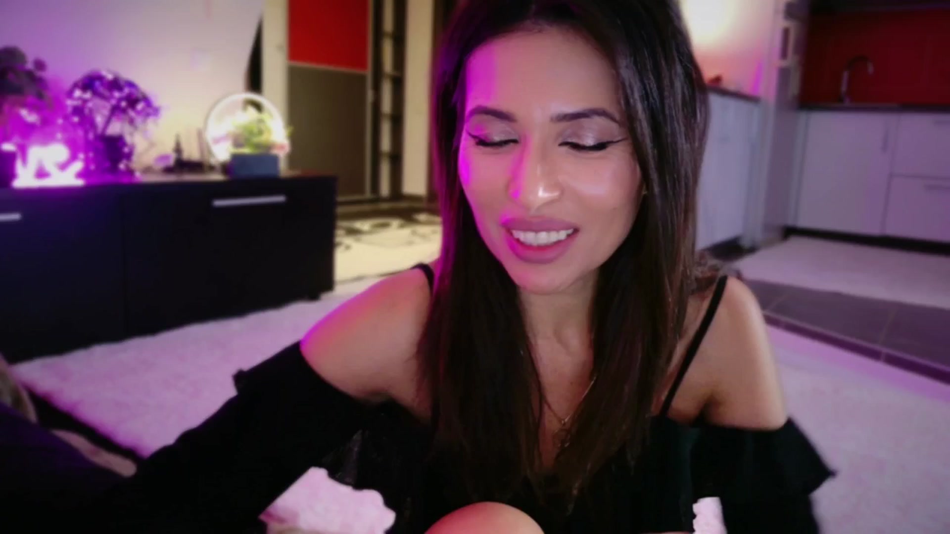 Gallery image thumbnail from SmileyTinaa's myfreecams stream on, 11/29/2025, 01:48 image 16 of 20