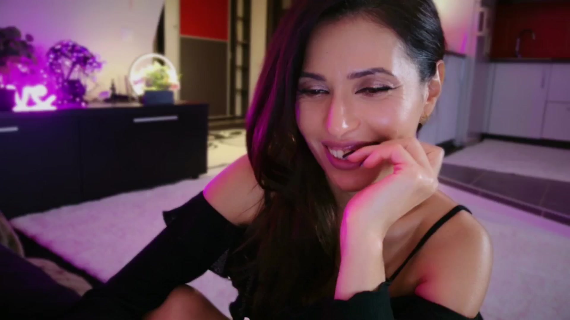 Gallery image thumbnail from SmileyTinaa's myfreecams stream on, 11/29/2025, 01:48 image 6 of 20