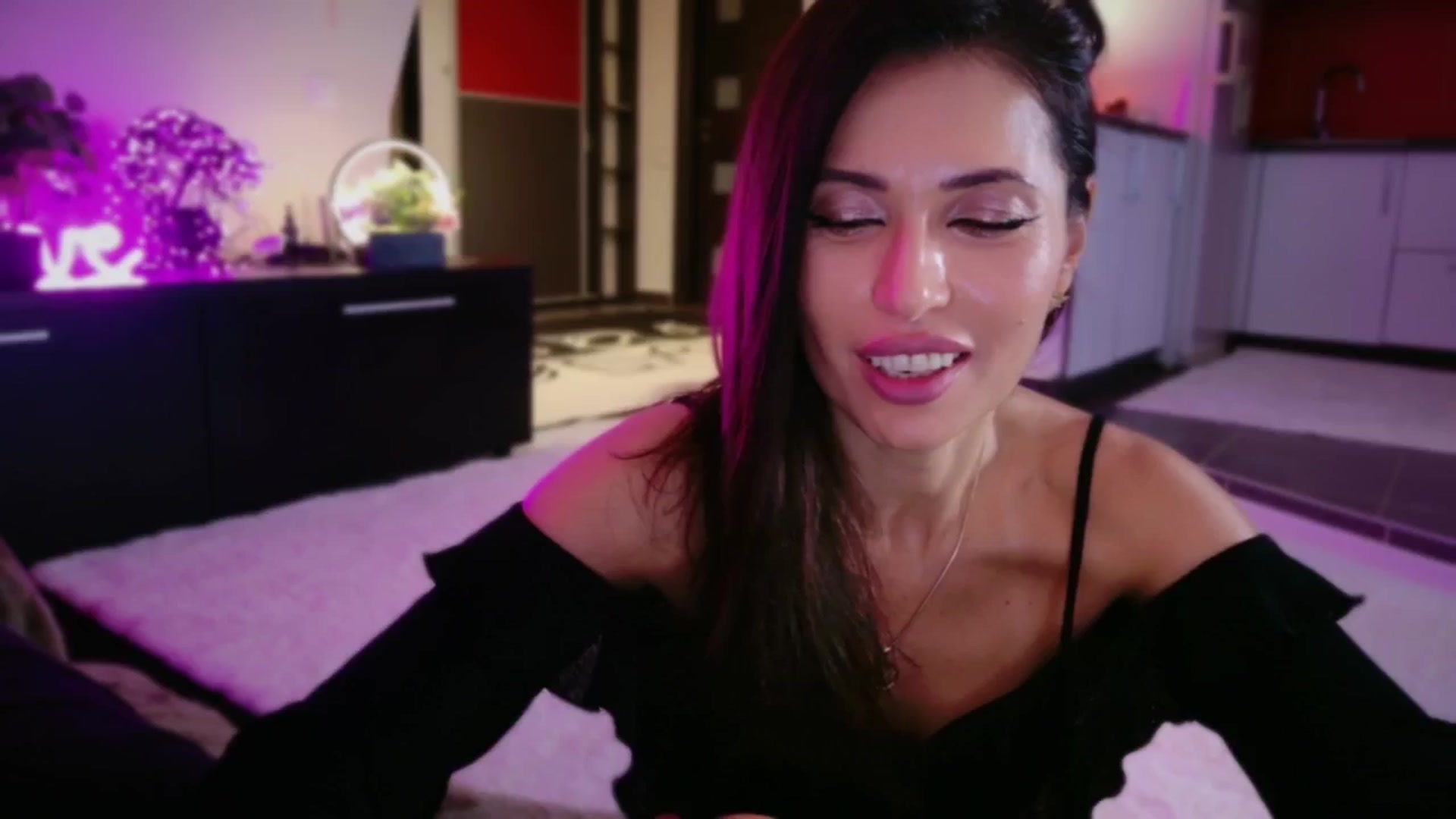 Gallery image thumbnail from SmileyTinaa's myfreecams stream on, 11/29/2025, 01:48 image 2 of 20