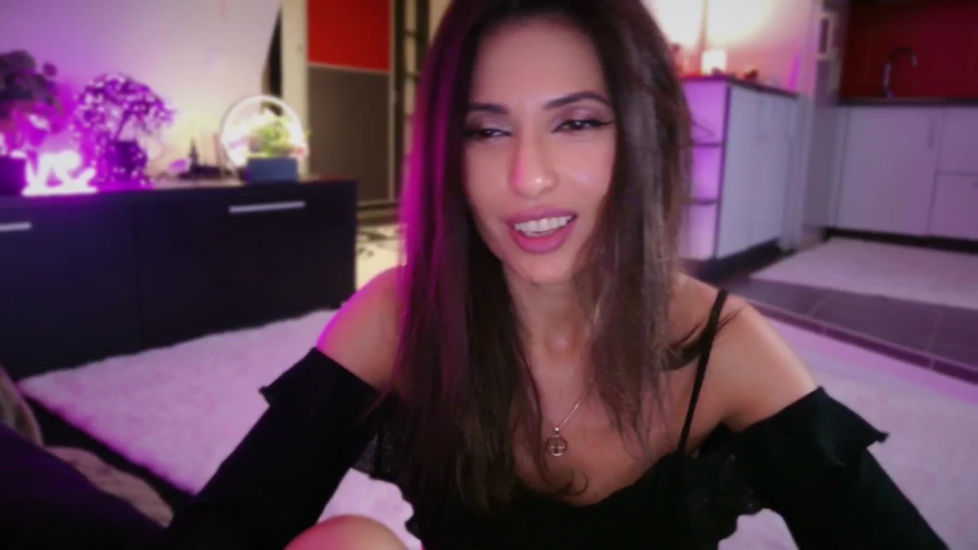 Gallery image thumbnail from SmileyTinaa's myfreecams stream on, 11/29/2025, 01:48 image 13 of 20