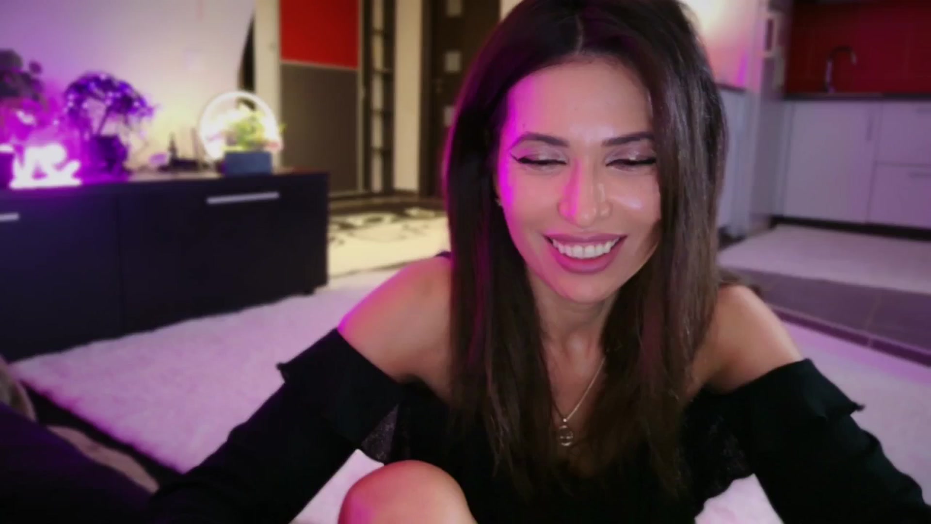 Gallery image thumbnail from SmileyTinaa's myfreecams stream on, 11/29/2025, 01:48 image 18 of 20