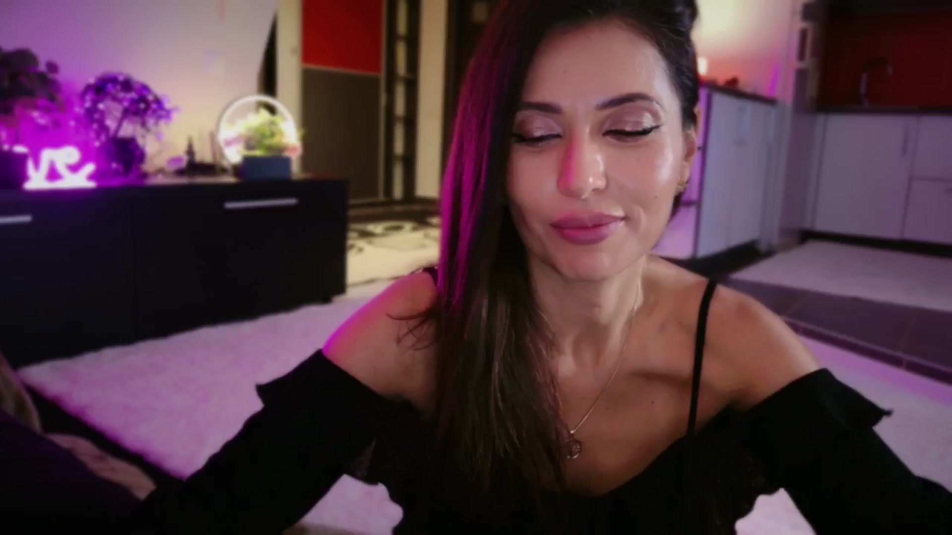 Gallery image thumbnail from SmileyTinaa's myfreecams stream on, 11/29/2025, 01:48 image 1 of 20
