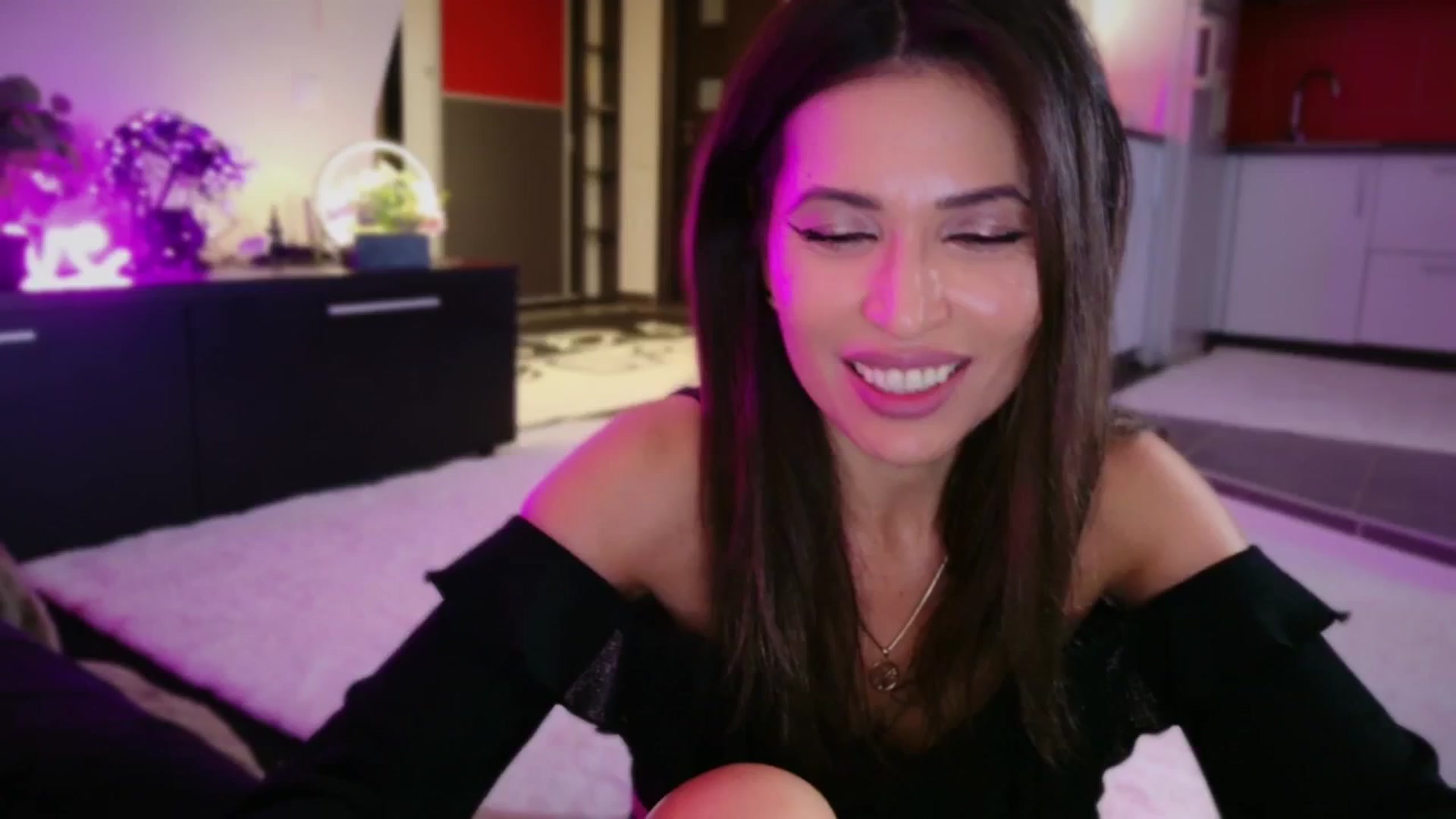 Gallery image thumbnail from SmileyTinaa's myfreecams stream on, 11/29/2025, 01:48 image 17 of 20