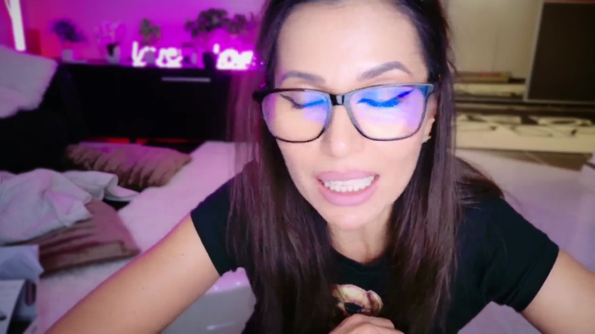 Gallery image thumbnail from SmileyTinaa's myfreecams stream on, 12/04/2025, 23:18 image 6 of 20