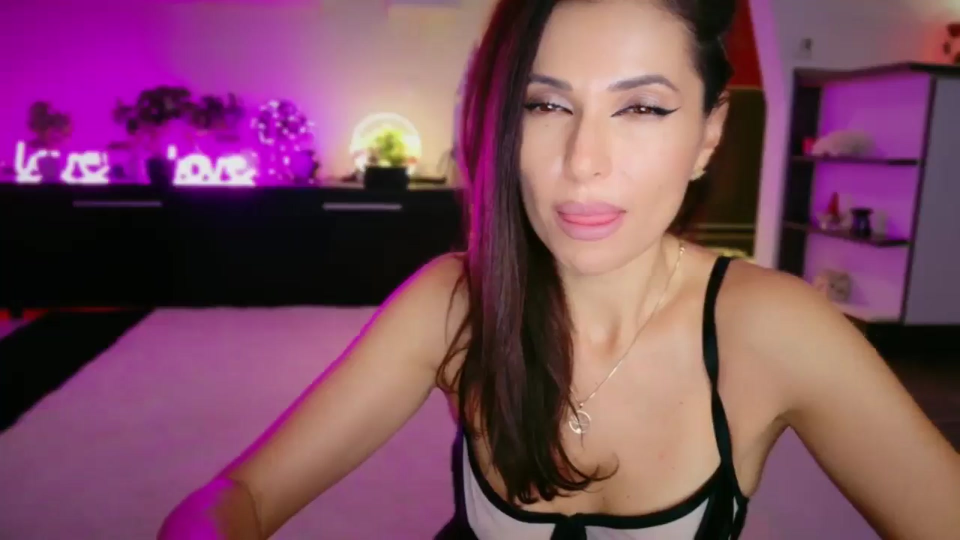 Gallery image thumbnail from SmileyTinaa's myfreecams stream on, 12/05/2025, 03:13 image 5 of 20