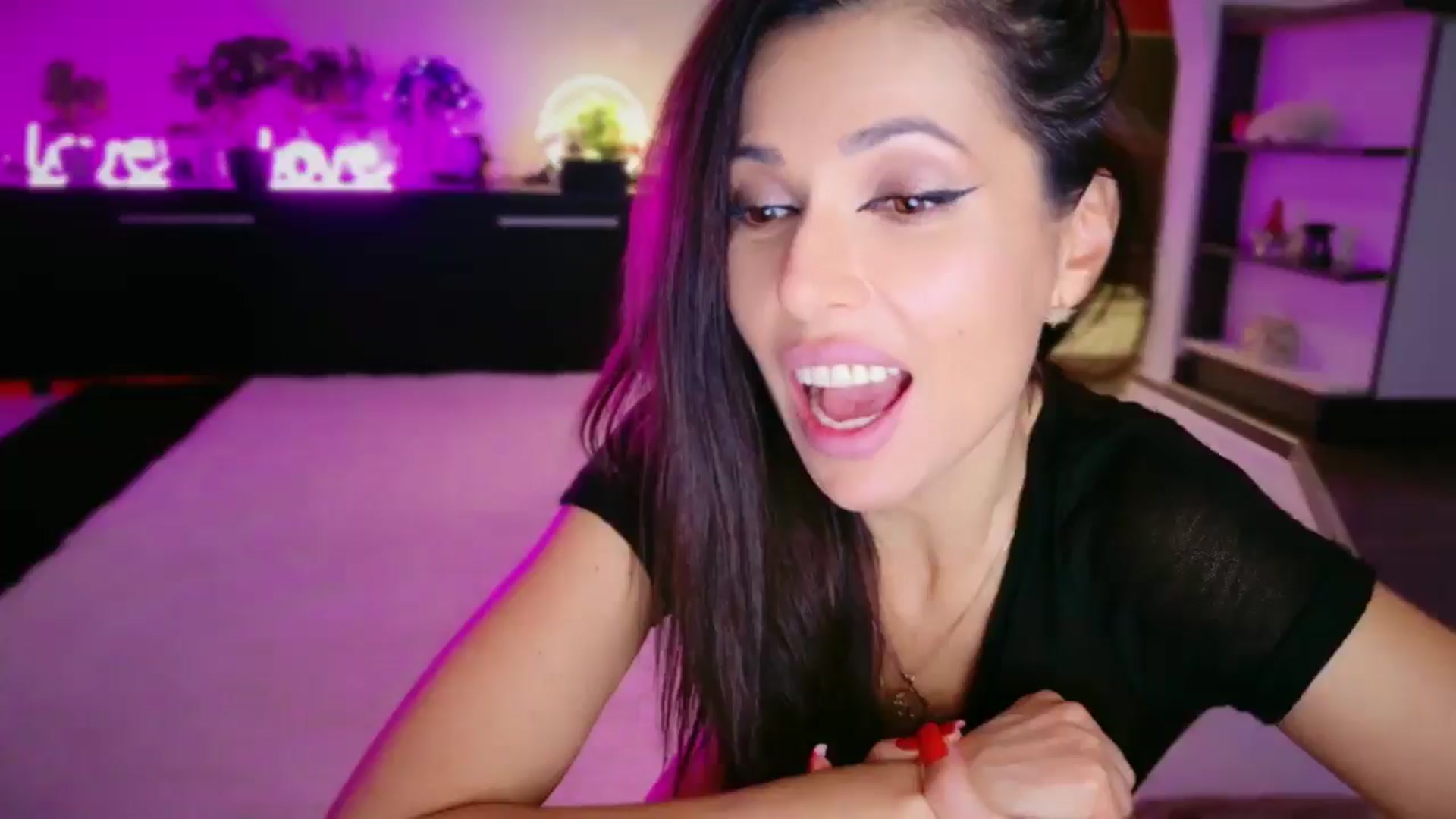 Gallery image thumbnail from SmileyTinaa's myfreecams stream on, 12/05/2025, 03:13 image 14 of 20